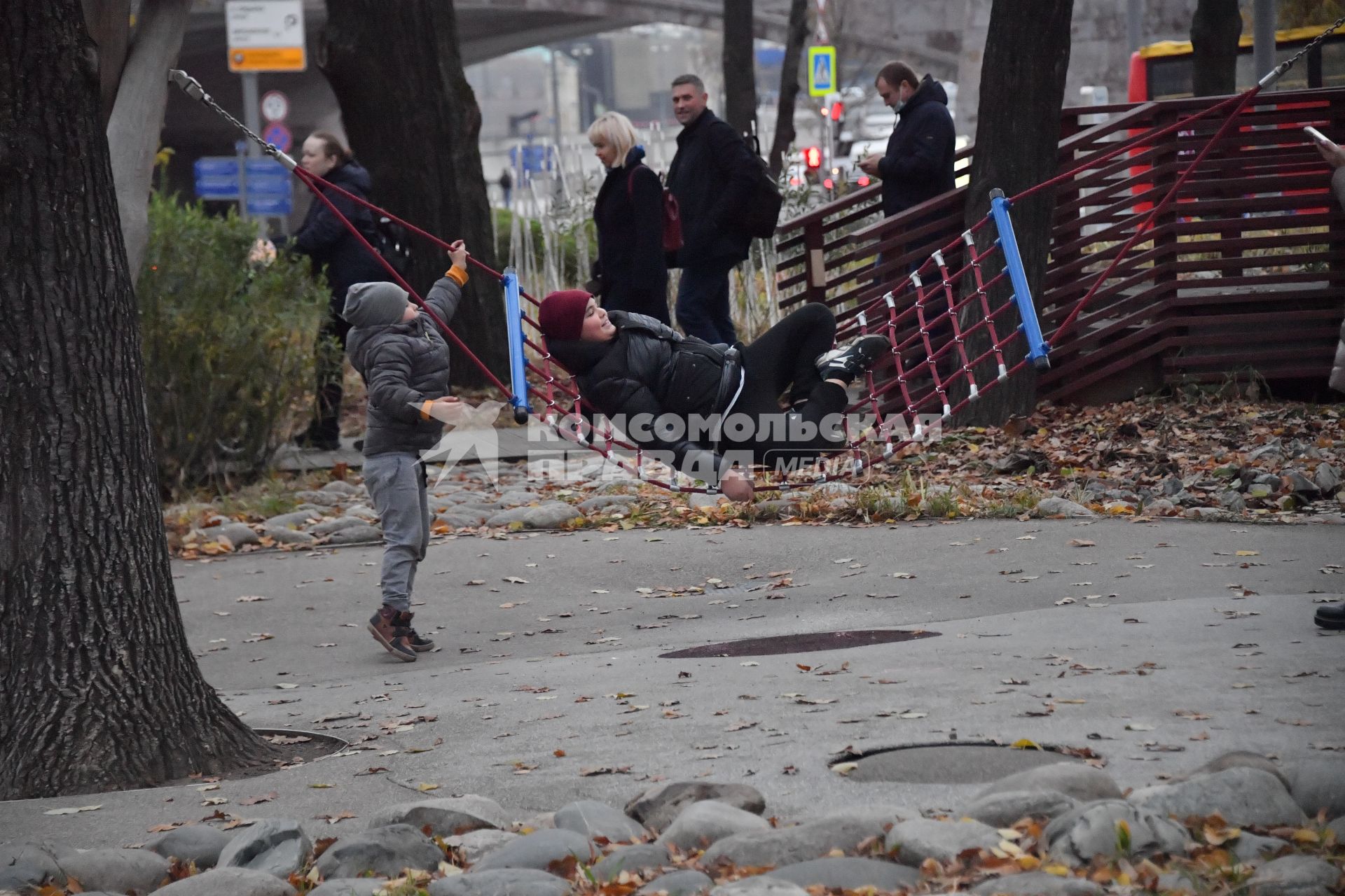 Москва.  Посетители в парке Зарядье.