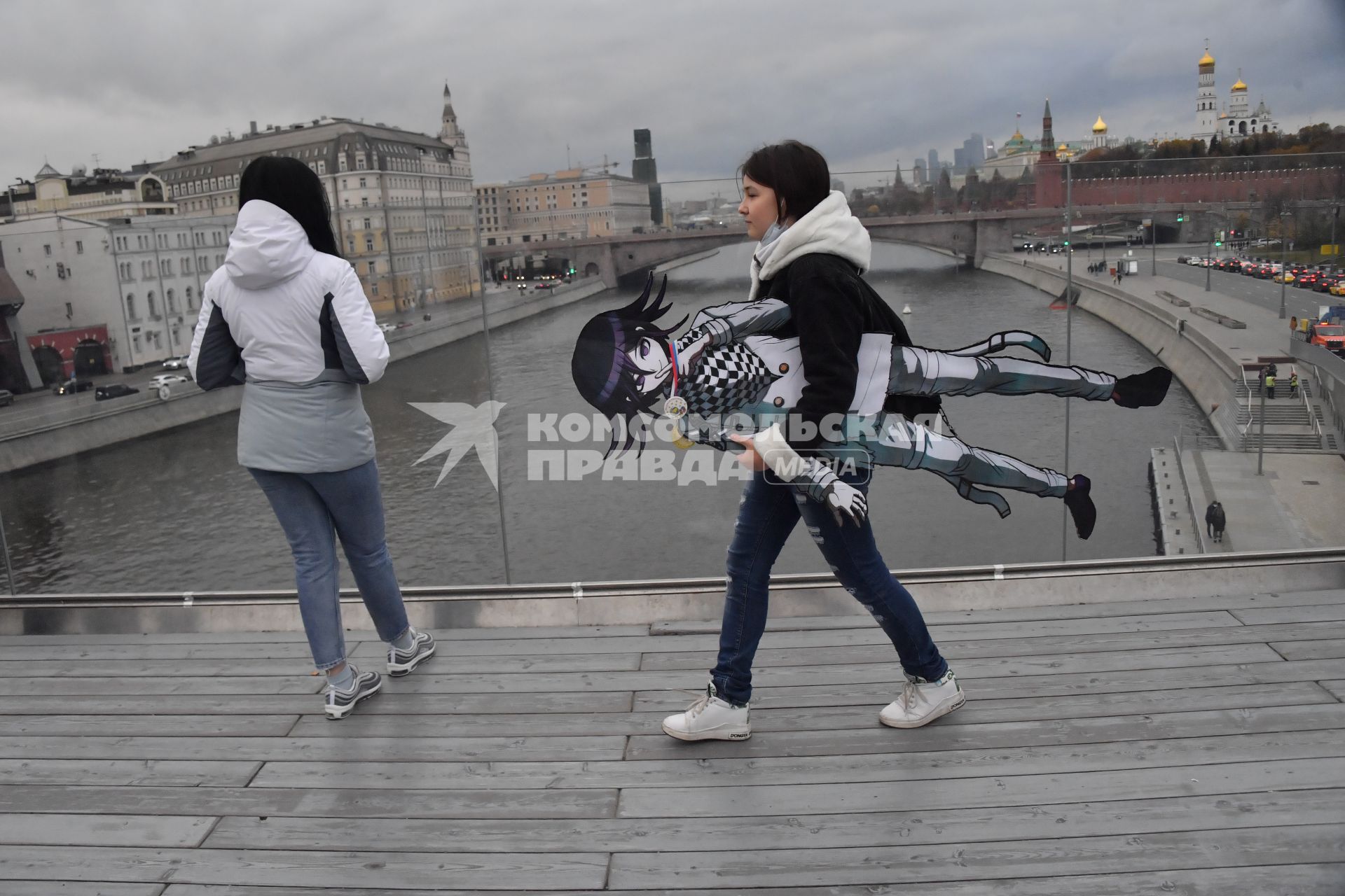 Москва.  Посетители  на Парящем мосту в парке Зарядье.