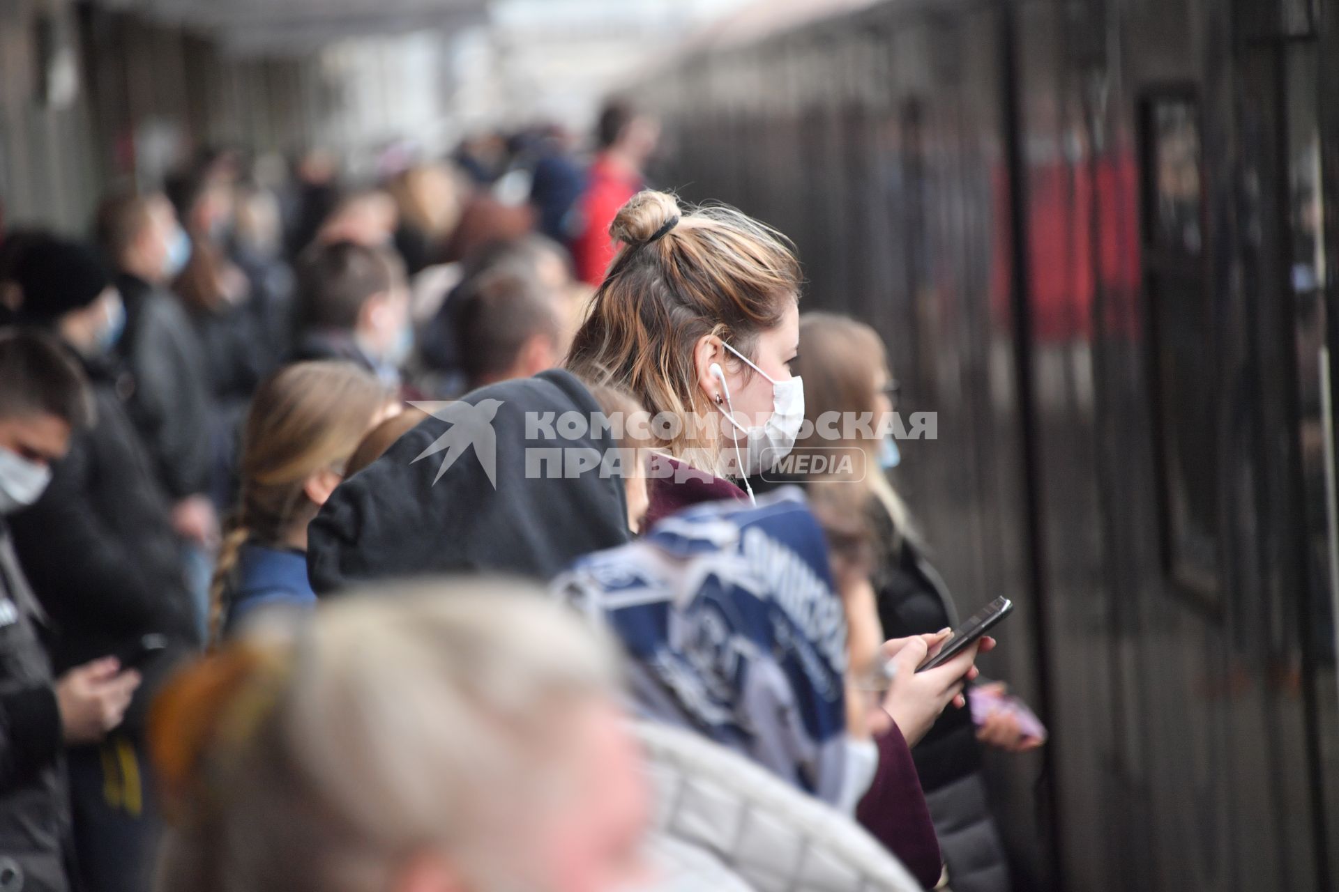 Москва.  Пассажиры в медицинских масках на станции метро.