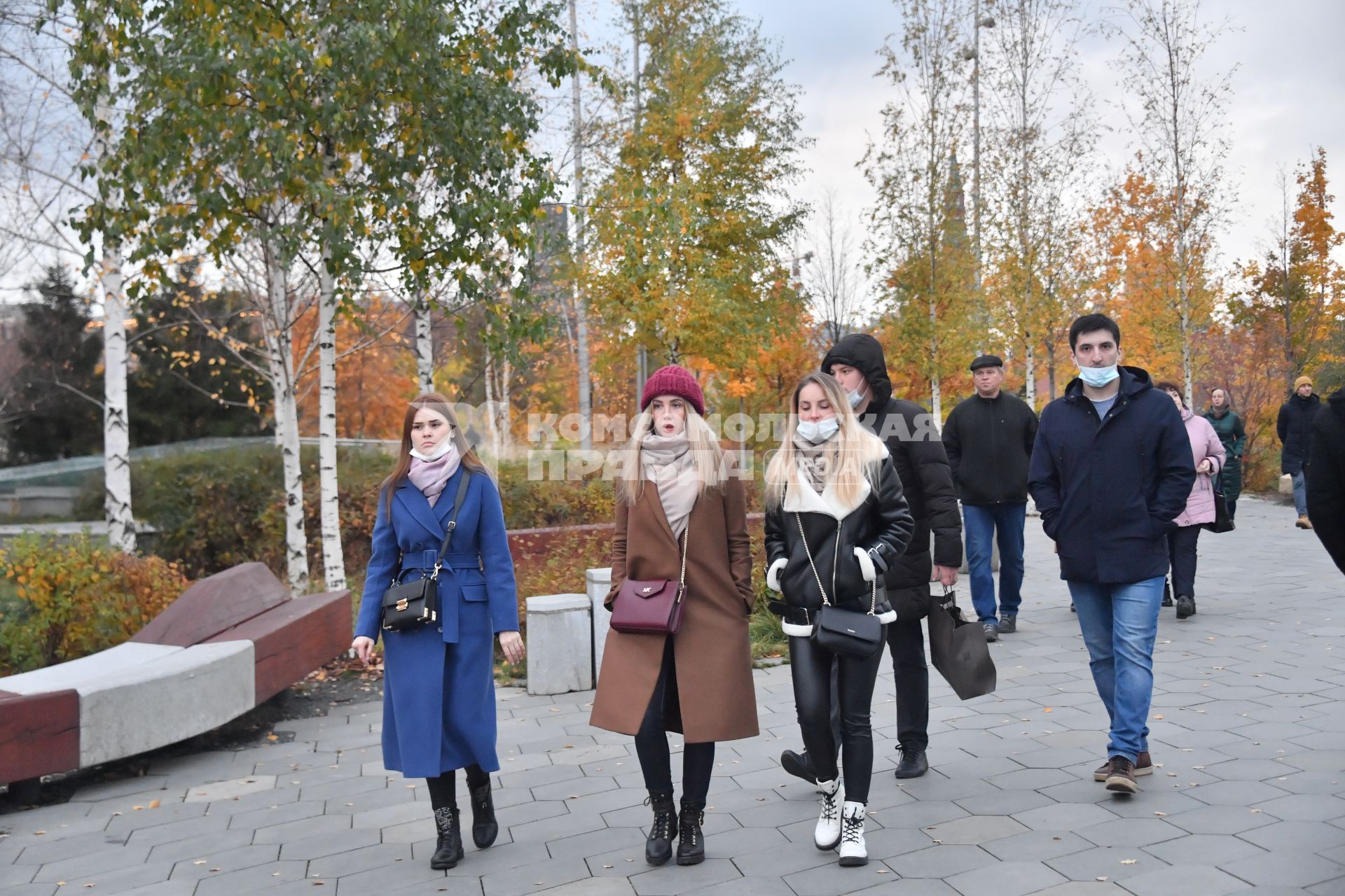 Москва.  Посетители в парке Зарядье.