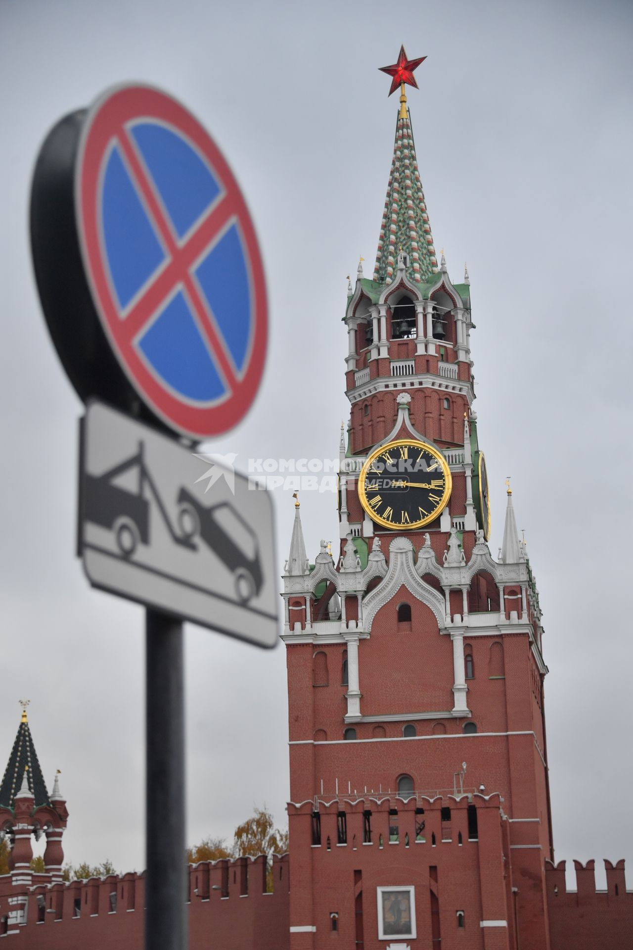 Москва.  Дорожный знак Стоянка запрещена  и работает эвакуатор на Красной площади.