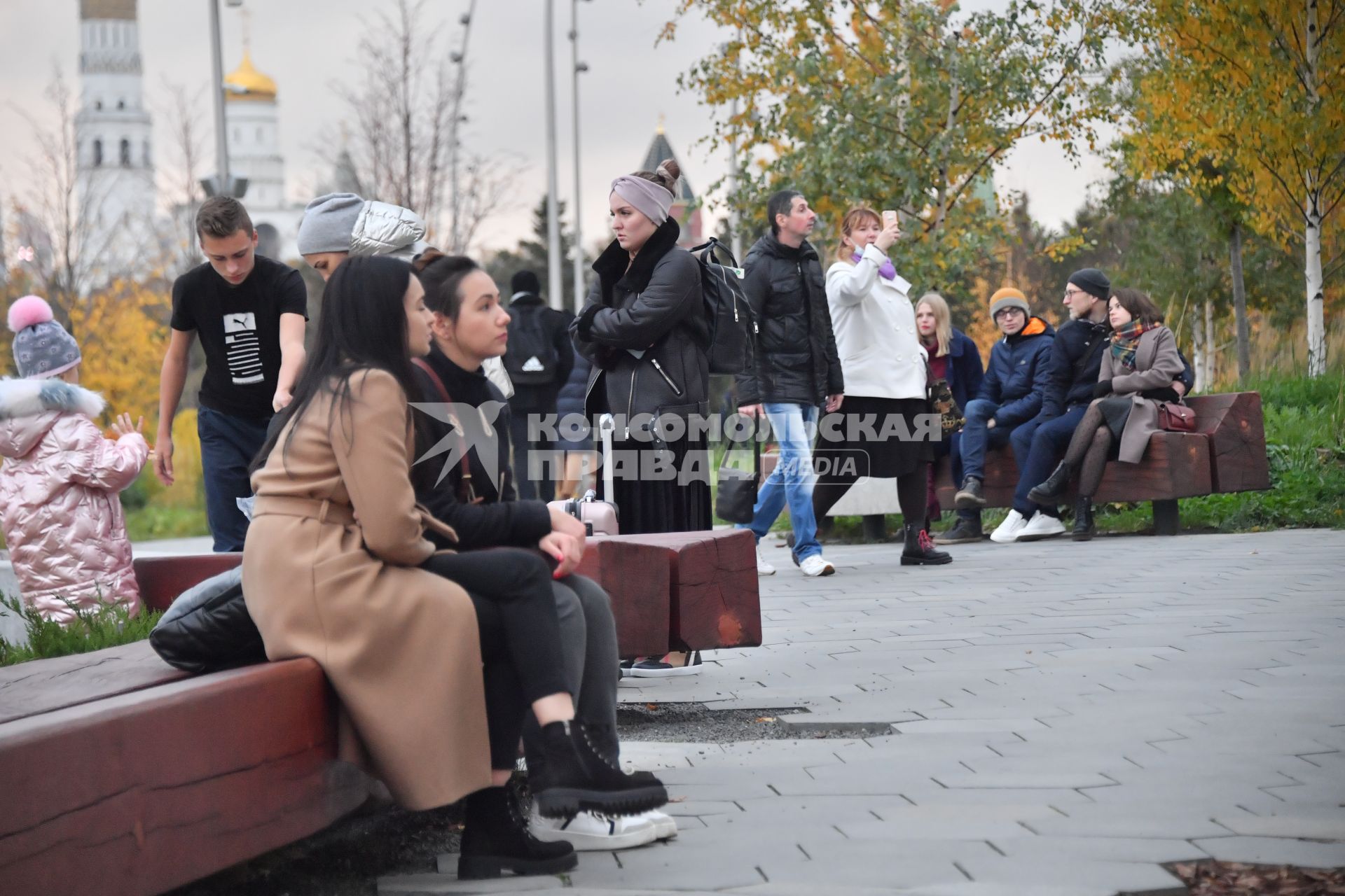 Москва.  Посетители в парке Зарядье.