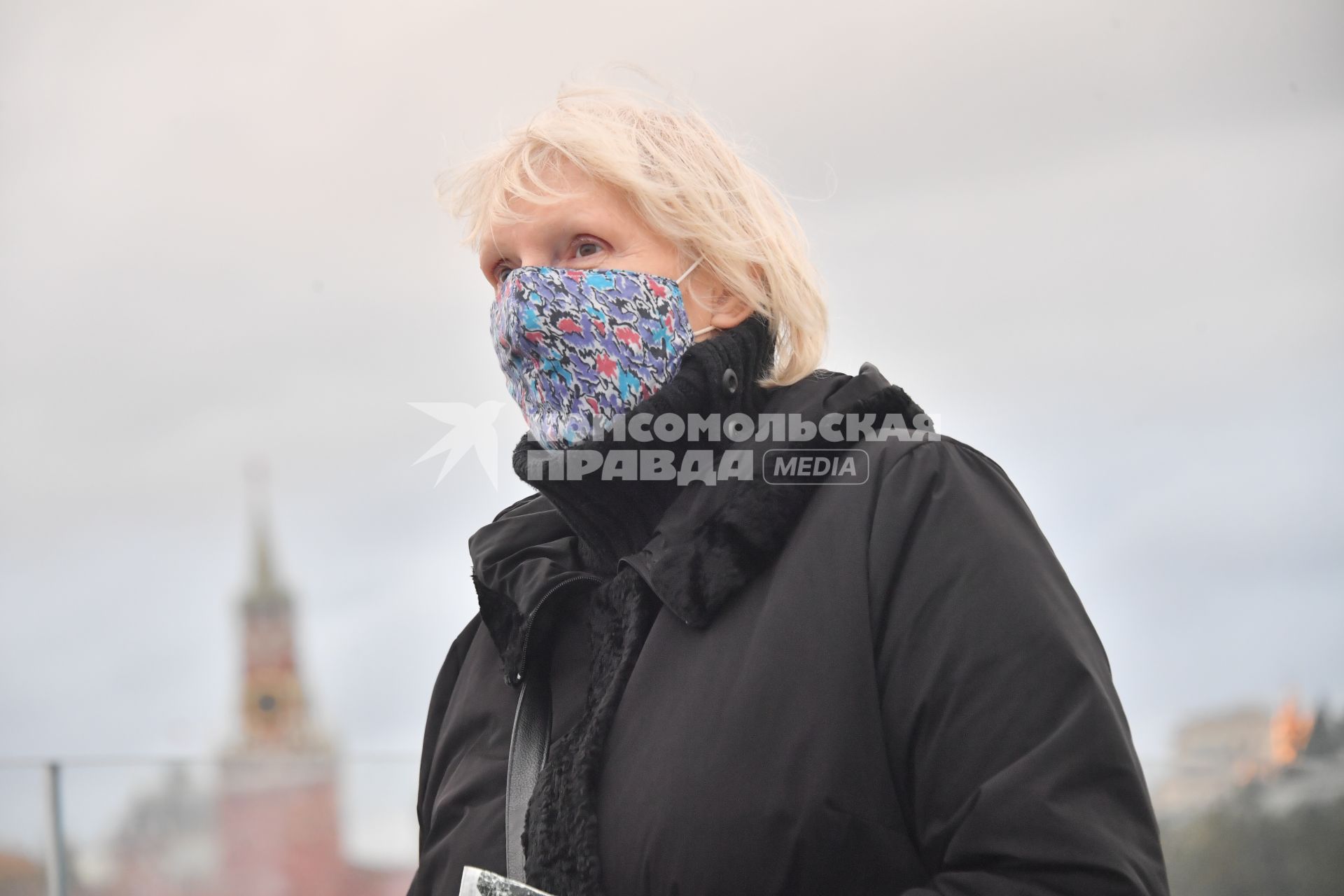 Москва.  Посетители  на Парящем мосту в парке Зарядье.