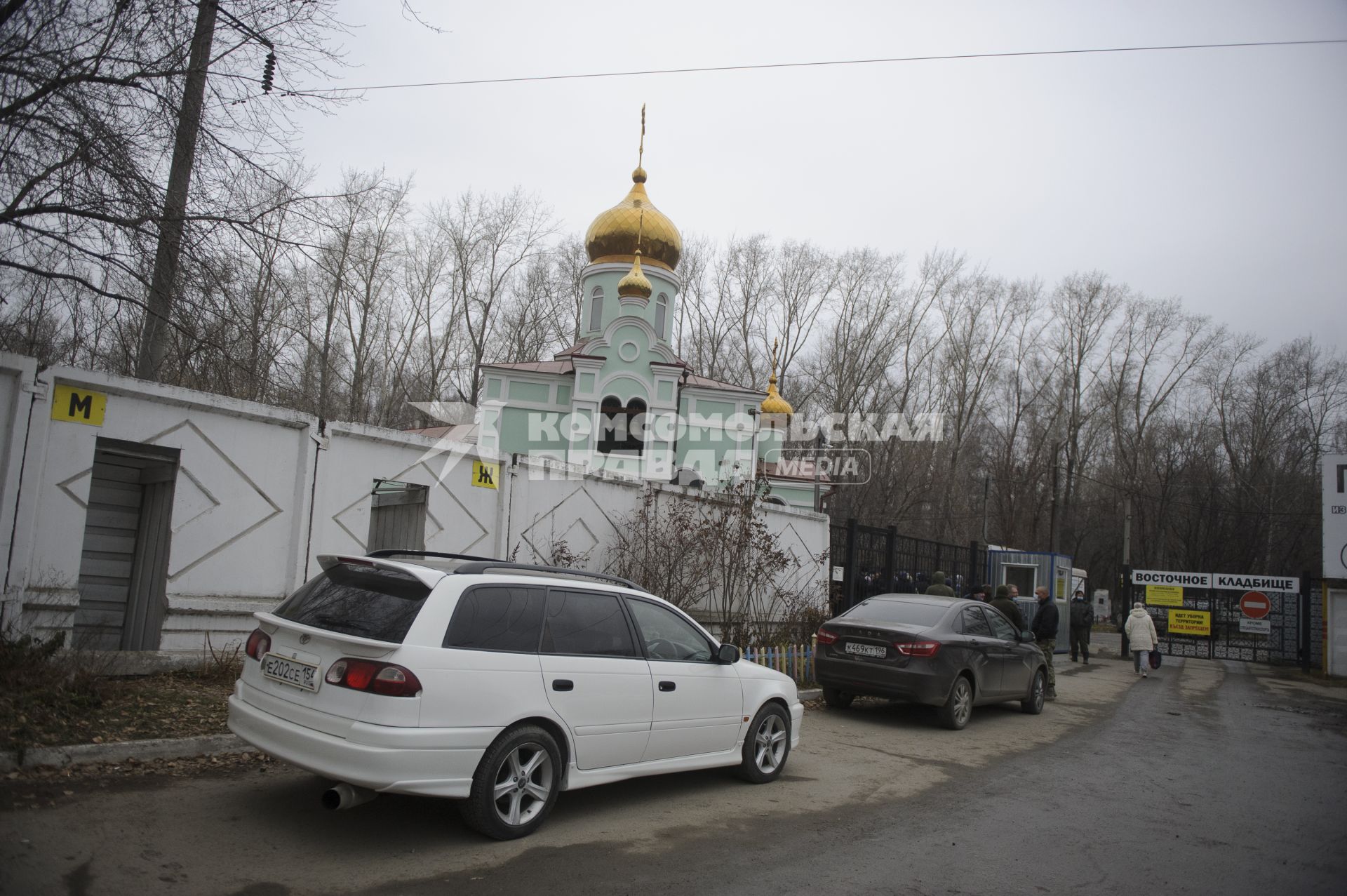 Екатеринбург.Сторонники опального отца Сергия (настоятеля Среднеуральского женского монастыря и  лишенного священного сана) попытались захватить Церковь Ксении Петербургской, куда настоятелем был назначен иерей Владимир Гливинский, вместо протоиерея Георгия Бусыгина, также оттлученного от церкви