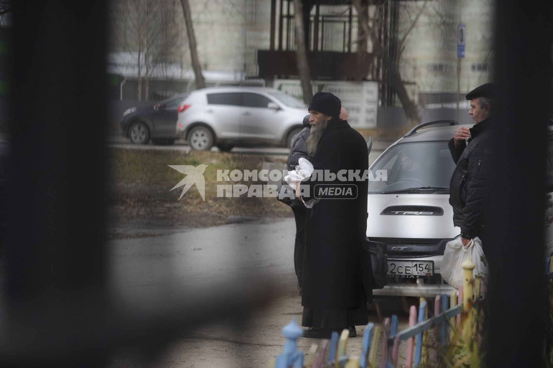 Екатеринбург. Иерей Георгий Бусыгин (в центре) и сторонники опального отца Сергия (настоятеля Среднеуральского женского монастыря и  лишенного священного сана) попытались захватить Церковь Ксении Петербургской, куда настоятелем был назначен иерей Владимир Гливинский, вместо протоиерея Георгия Бусыгина, также отлученного от церкви