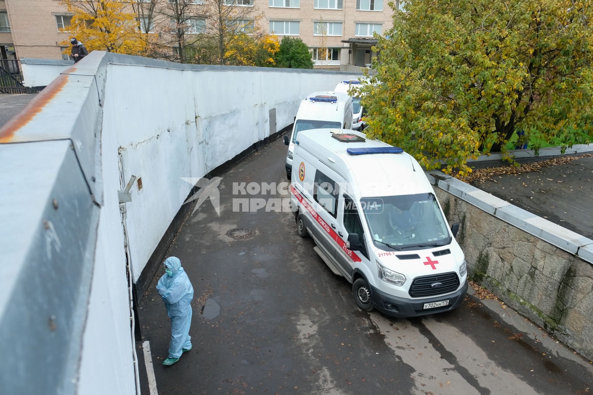 Санкт-Петербург. Автомобили скорой медицинской помощи у  Александровской больницы.