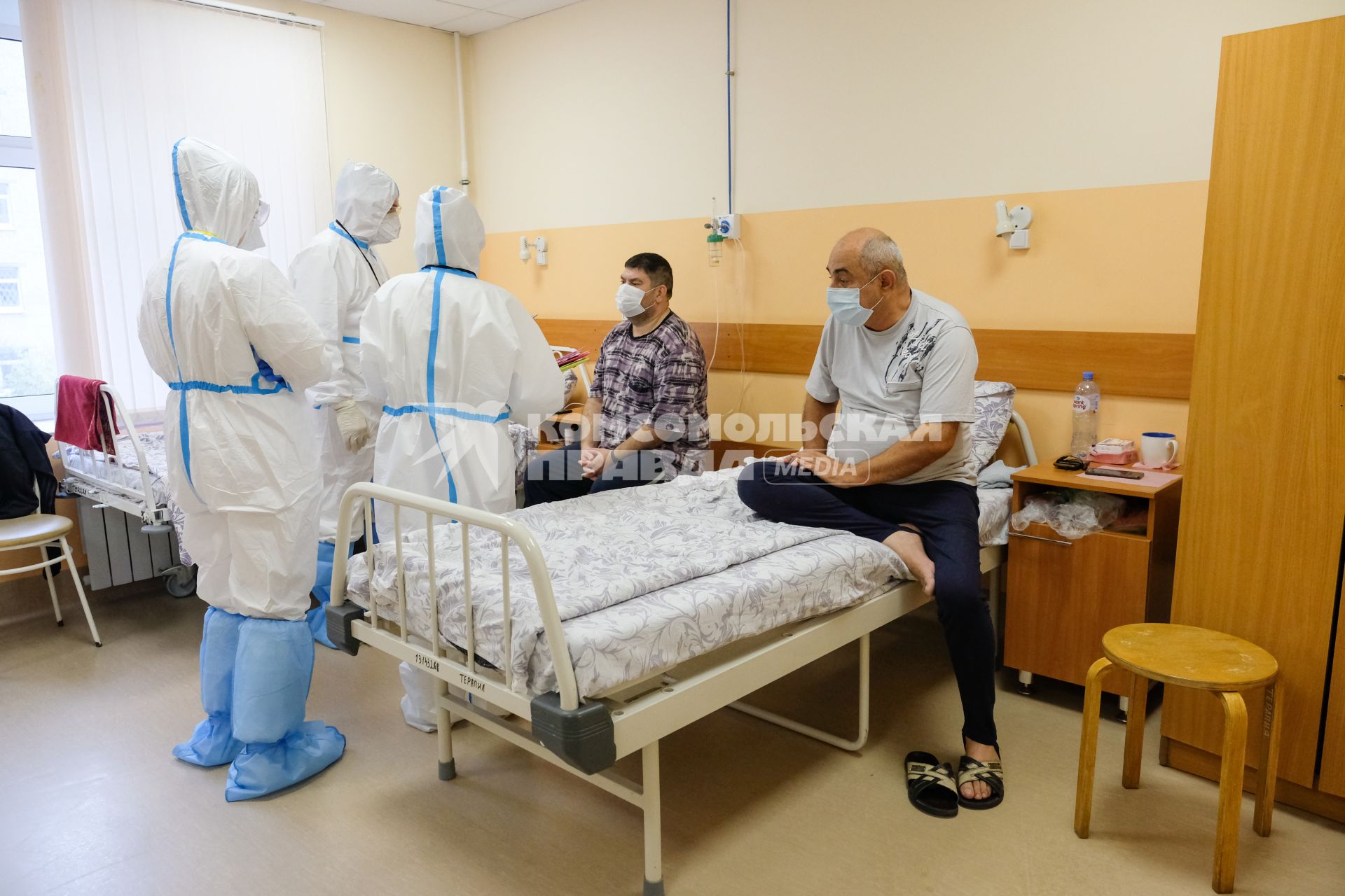 Санкт-Петербург. Медицинские работники и пациенты в Александровской  больнице, где оказывают помощь пациентам с коронавирусной инфекцией COVID-19.