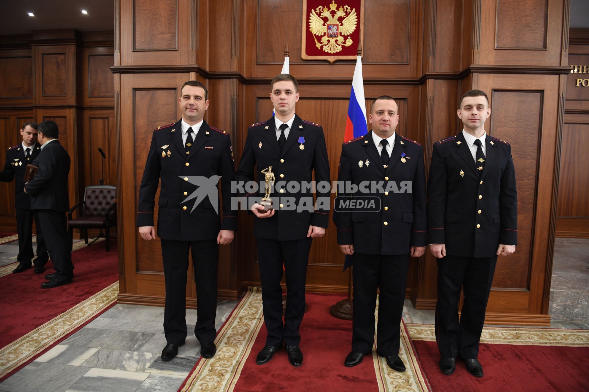 Москва. (слева направо) победитель прошлогоднего конкурса, подполковник полиции Сергей Кузюков, победители всероссийского конкурса `Народный участковый` - 2019: участковый межмуниципального отдела МВД `Тейковский` Ивановской области, старший лейтенант Денис Костырев (1 место), старший участковый уполномоченный по городу Северодвинску Архангельской области, майор полиции Дмитрий Лазарев (2 место) и участковый города Воркута, старший лейтенант полиции Максим Машенцев (3 место) во время церемонии вручений призов в здании МВД России.