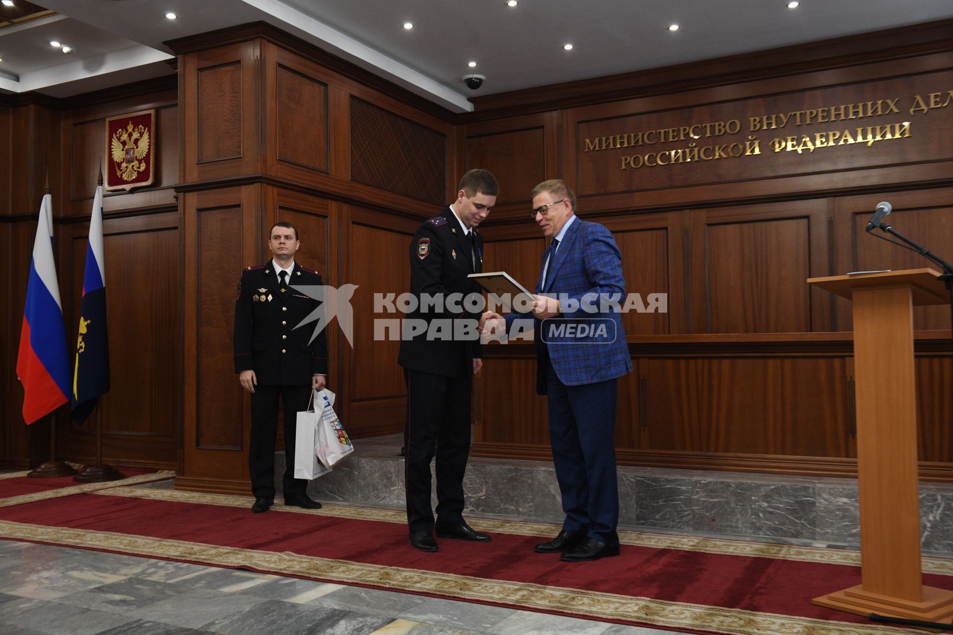 Москва. Главный редактор, генеральный директор ИД `Комсомольская правда` Владимир Сунгоркин награждает участкового межмуниципального отдела МВД `Тейковский` Ивановской области, победителя всероссийского конкурса `Народный участковый` - 2019, старшего лейтенанта Дениса Костырева  в здании МВД России.