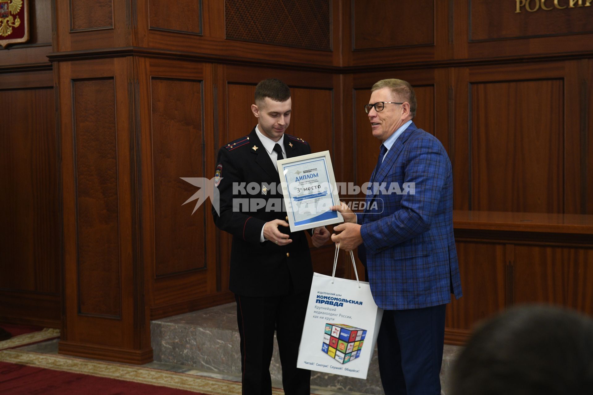 Москва. Главный редактор, генеральный директор ИД `Комсомольская правда` Владимир Сунгоркин награждает участкового города Воркуты, занявшего третье место во всероссийском конкурсе `Народный участковый` - 2019, старшего лейтенанта полиции Максима Машенцева  в здании МВД России.