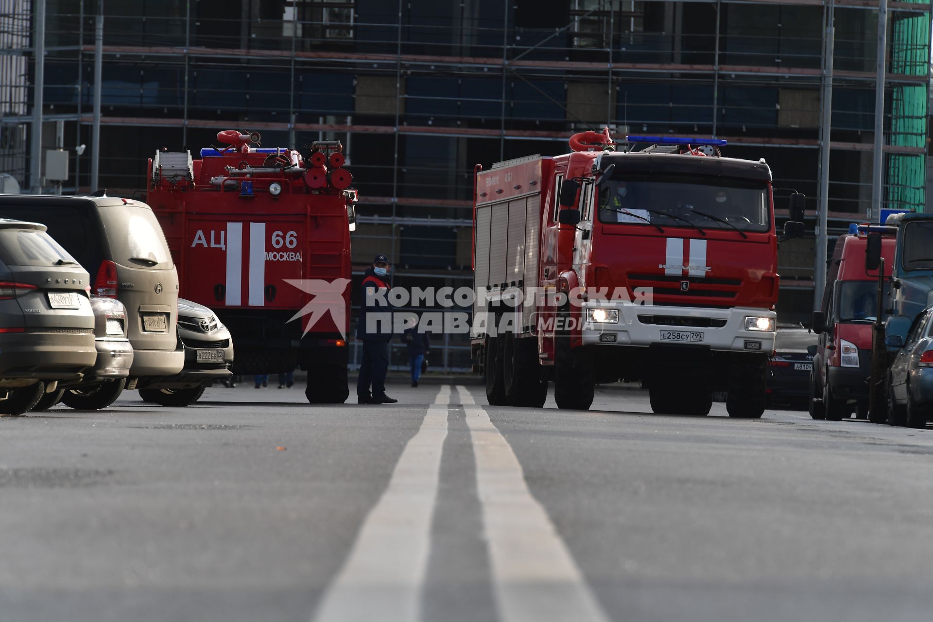 Москва.  Пожарные автомобили на территории медицинского центра `Новомосковский` в Коммунарке, куда госпитализируют пациентов с подозрением на коронавирус COVID-19.