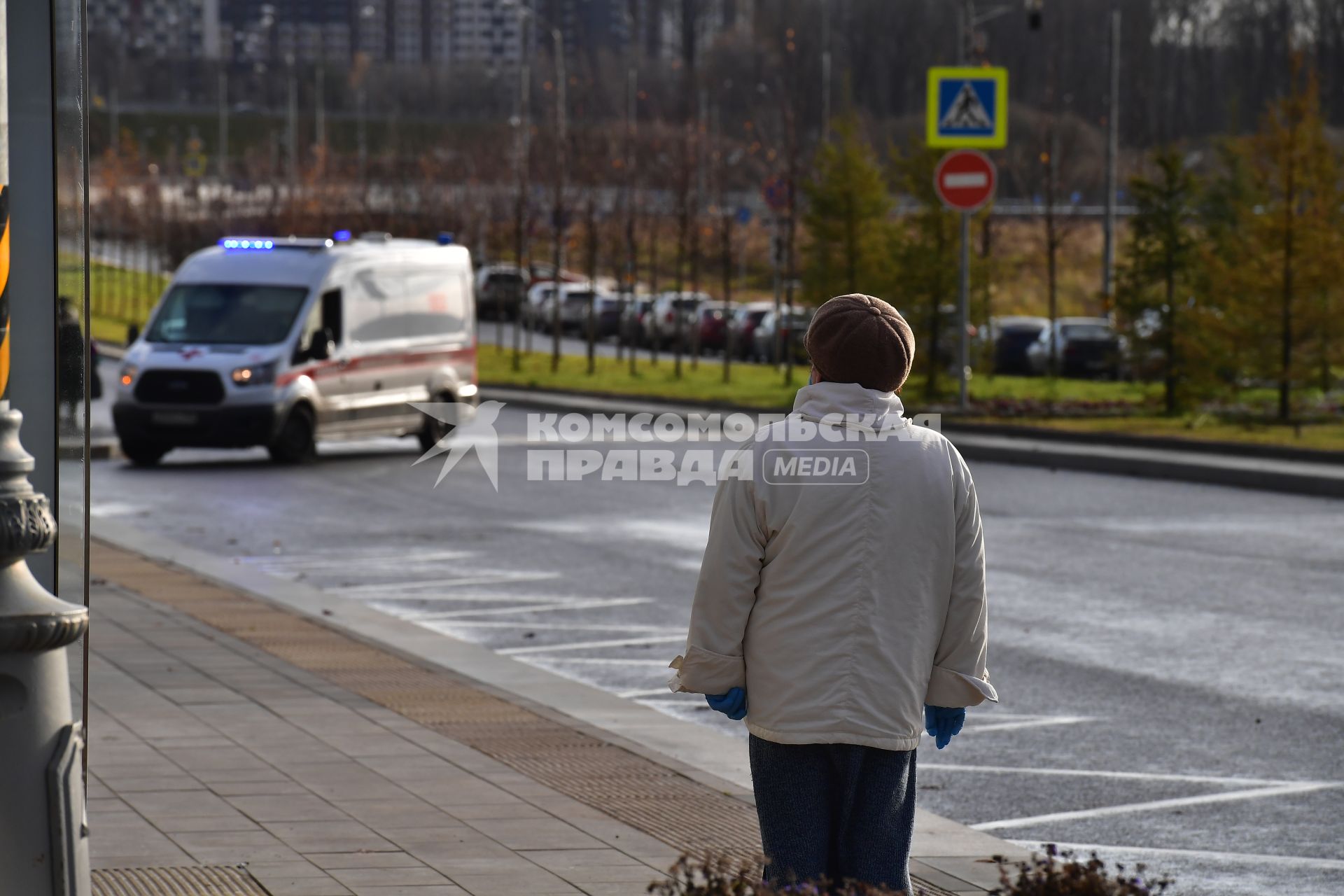 Москва. Автомобиль скорой помощи у медицинского центра `Новомосковский` в Коммунарке.