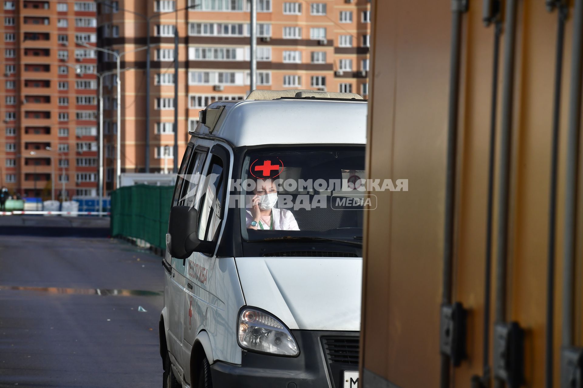 Москва. Медицинский работник в автомобиле скорой помощи у медицинского центра `Новомосковский` в Коммунарке.