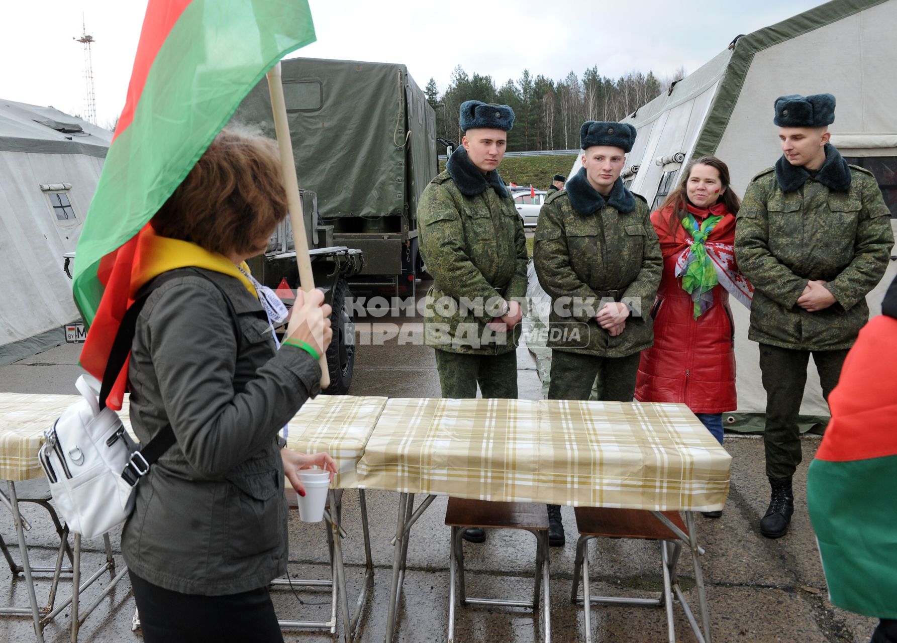 Белоруссия, Минск. Участники автопробега в поддержку президента Белоруссии Александра Лукашенко в Минске.