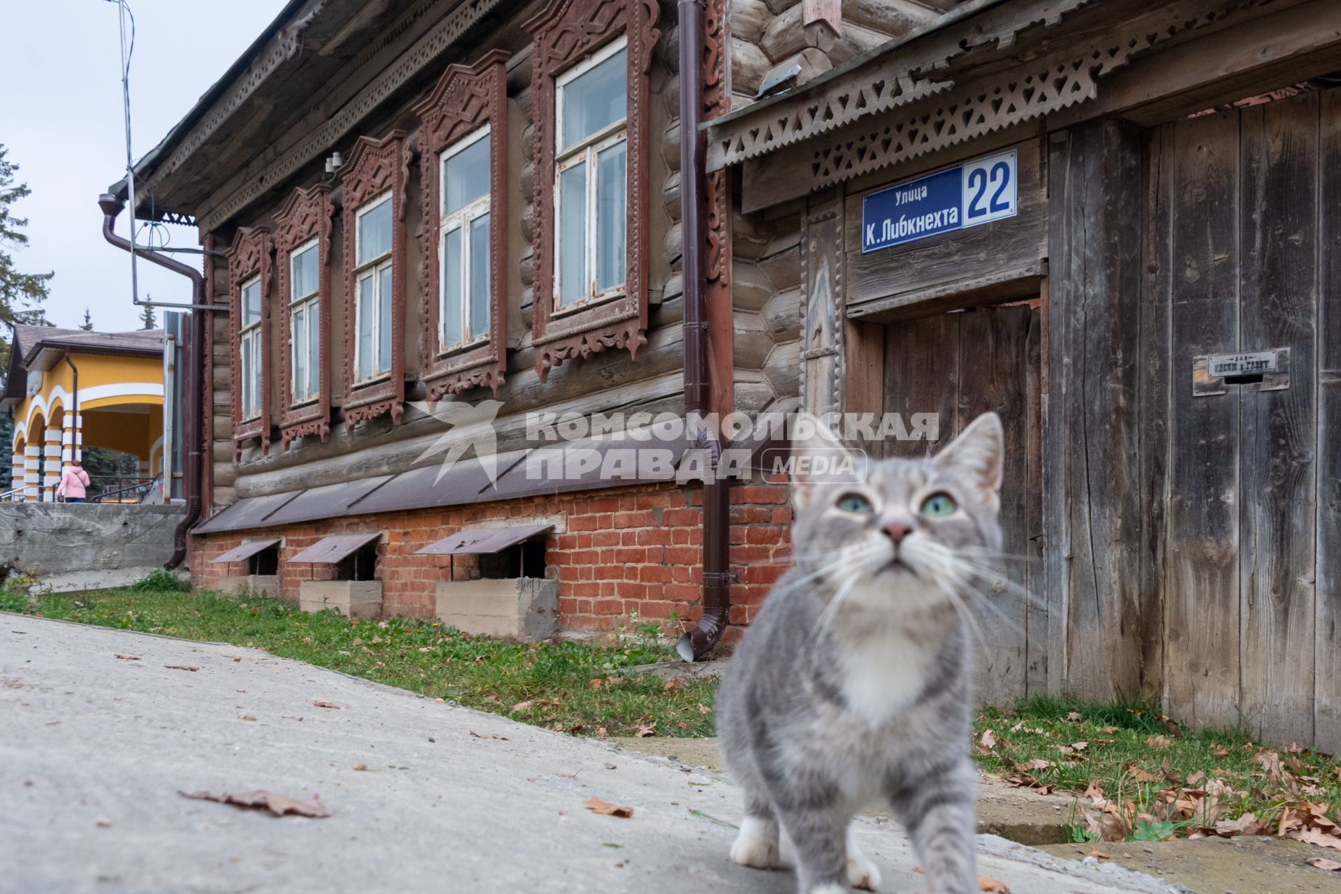 г.Таруса. Указатель на доме `Улица Либкнехта 22 `. 20 октября депутаты Городской Думы приняли решение о возвращении названий улиц исторической части города, существовавших до событий 1918 года.