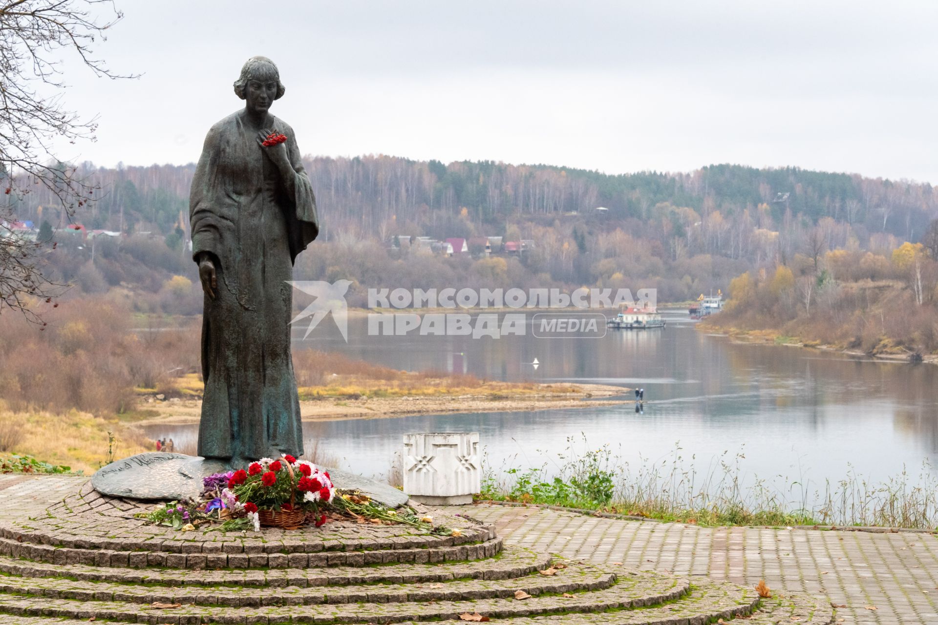 г.Таруса. Памятник поэтессе Марине Цветаевой.