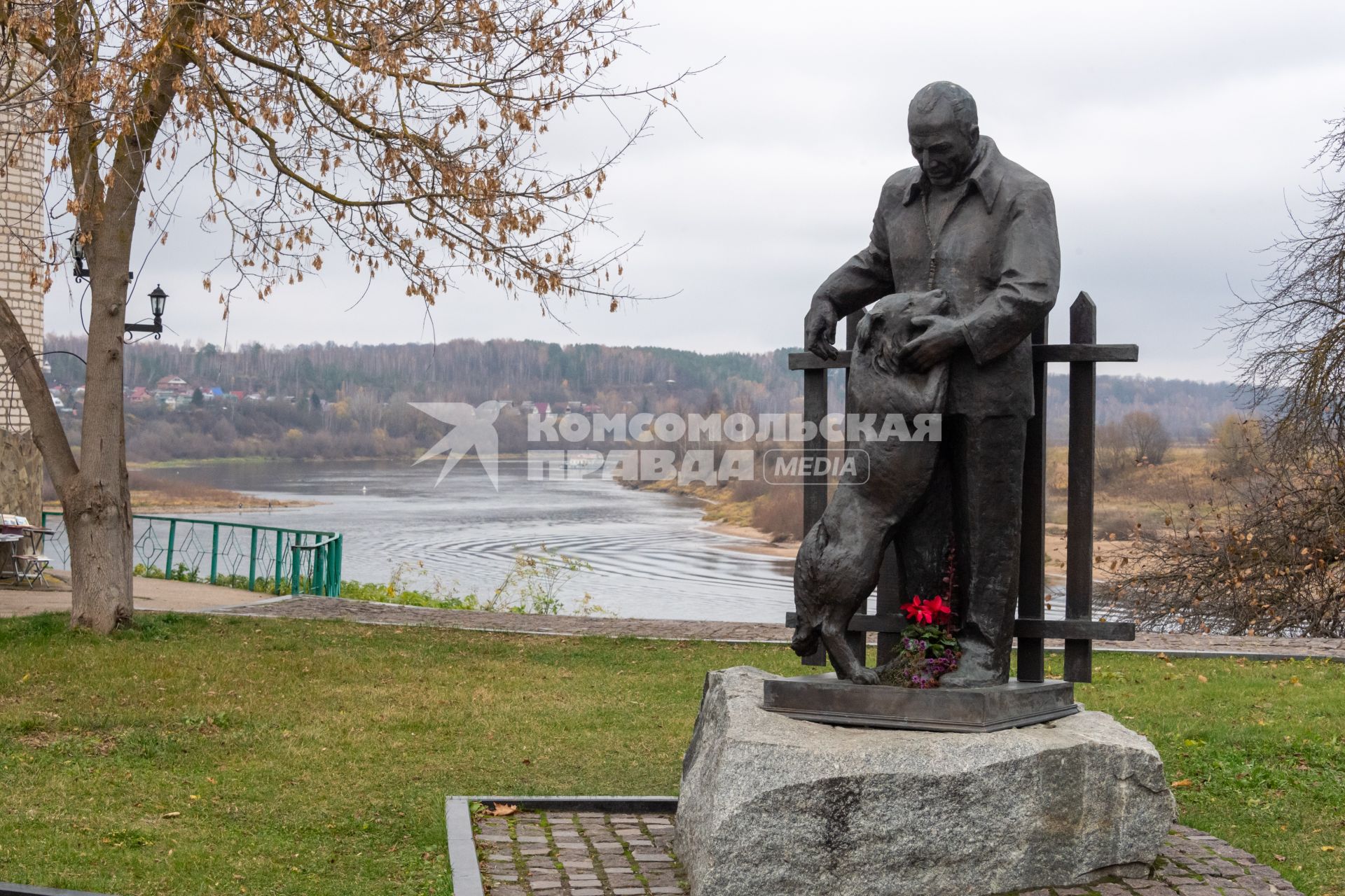 г.Таруса. Памятник писателю Константину Паустовскому.