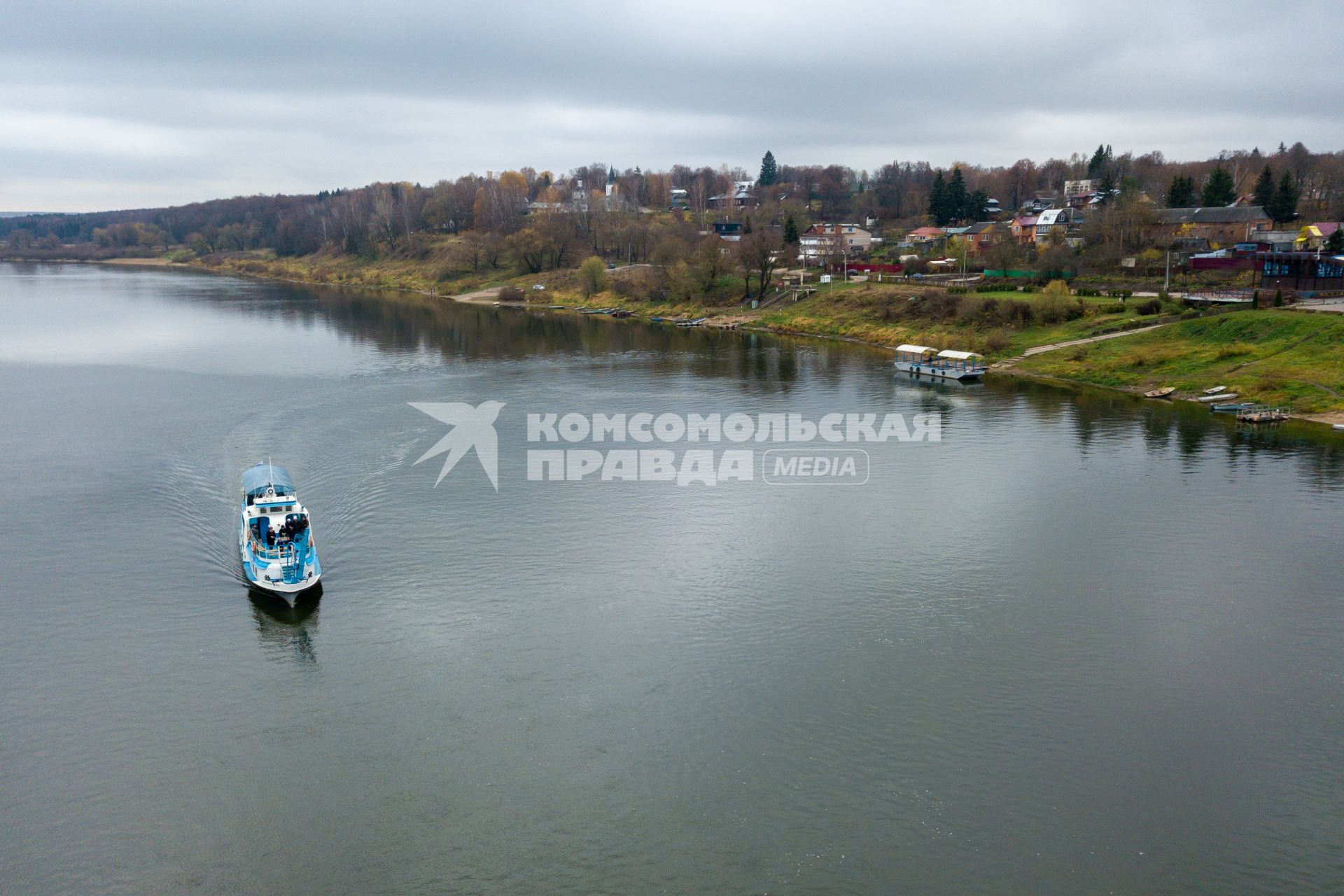 г.Таруса. Катер плывет по Оке.