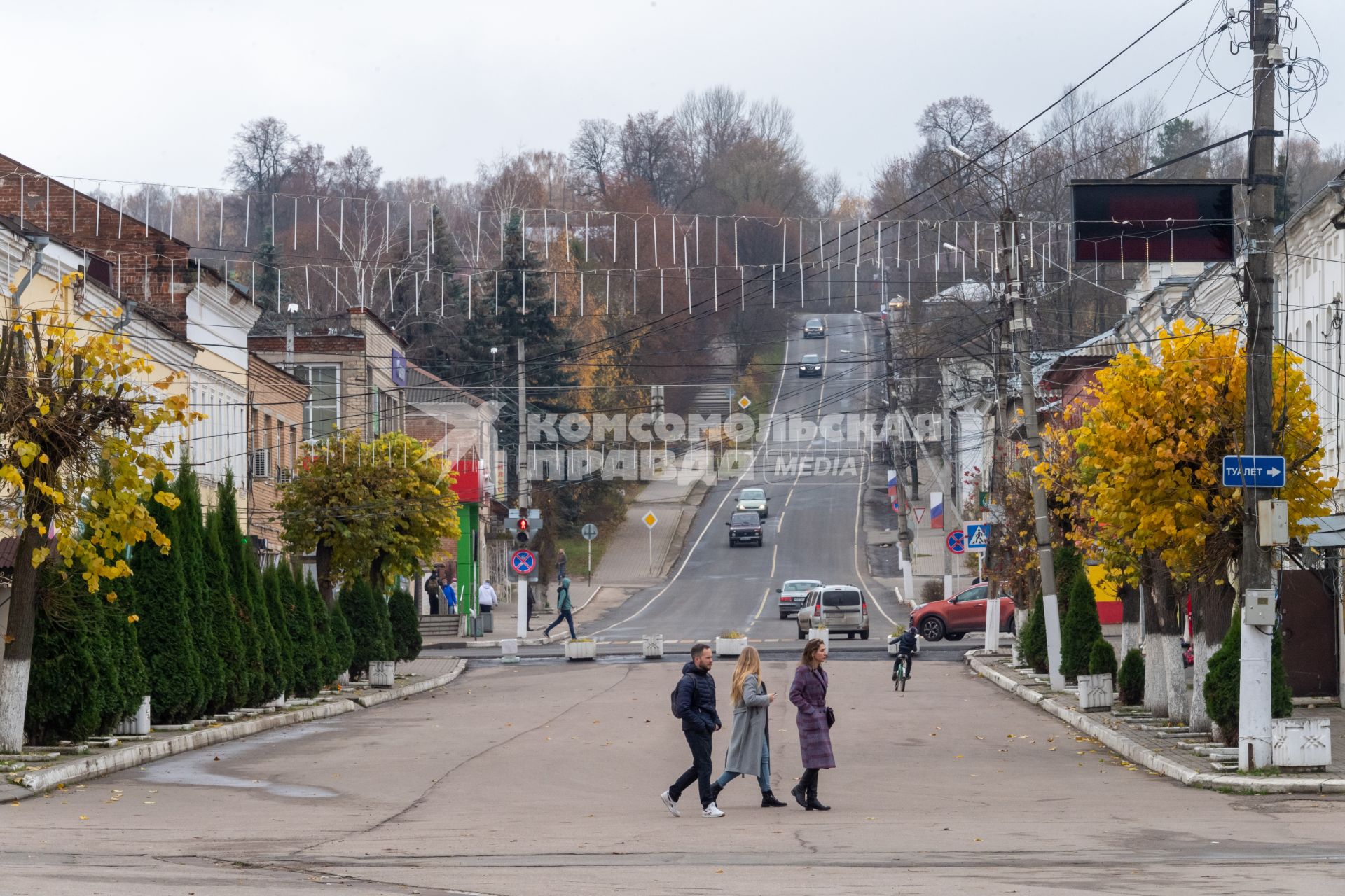 г.Таруса. Пешеходы идут по дороге.