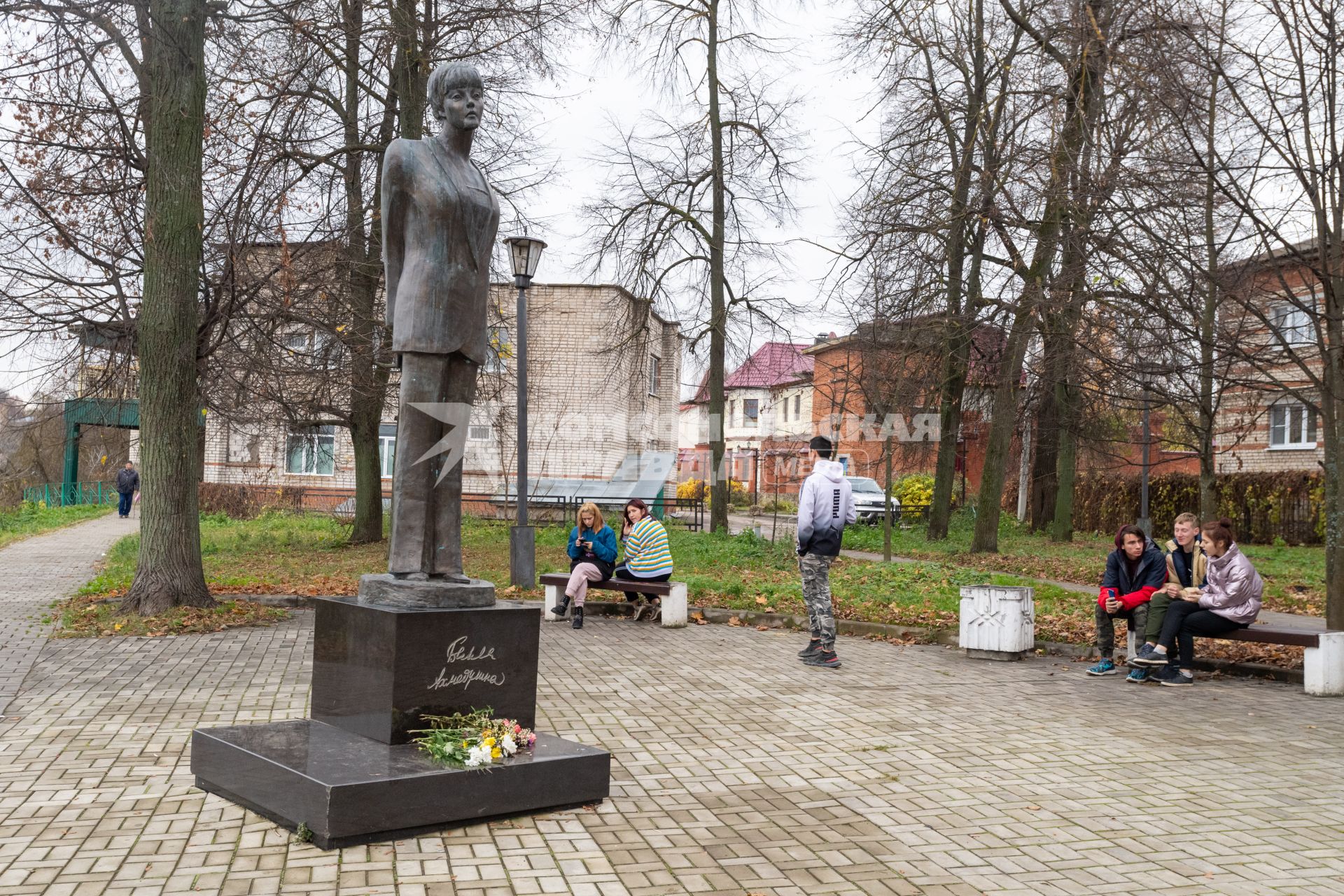 г.Таруса. Памятник поэтессе Белле Ахмадулиной.