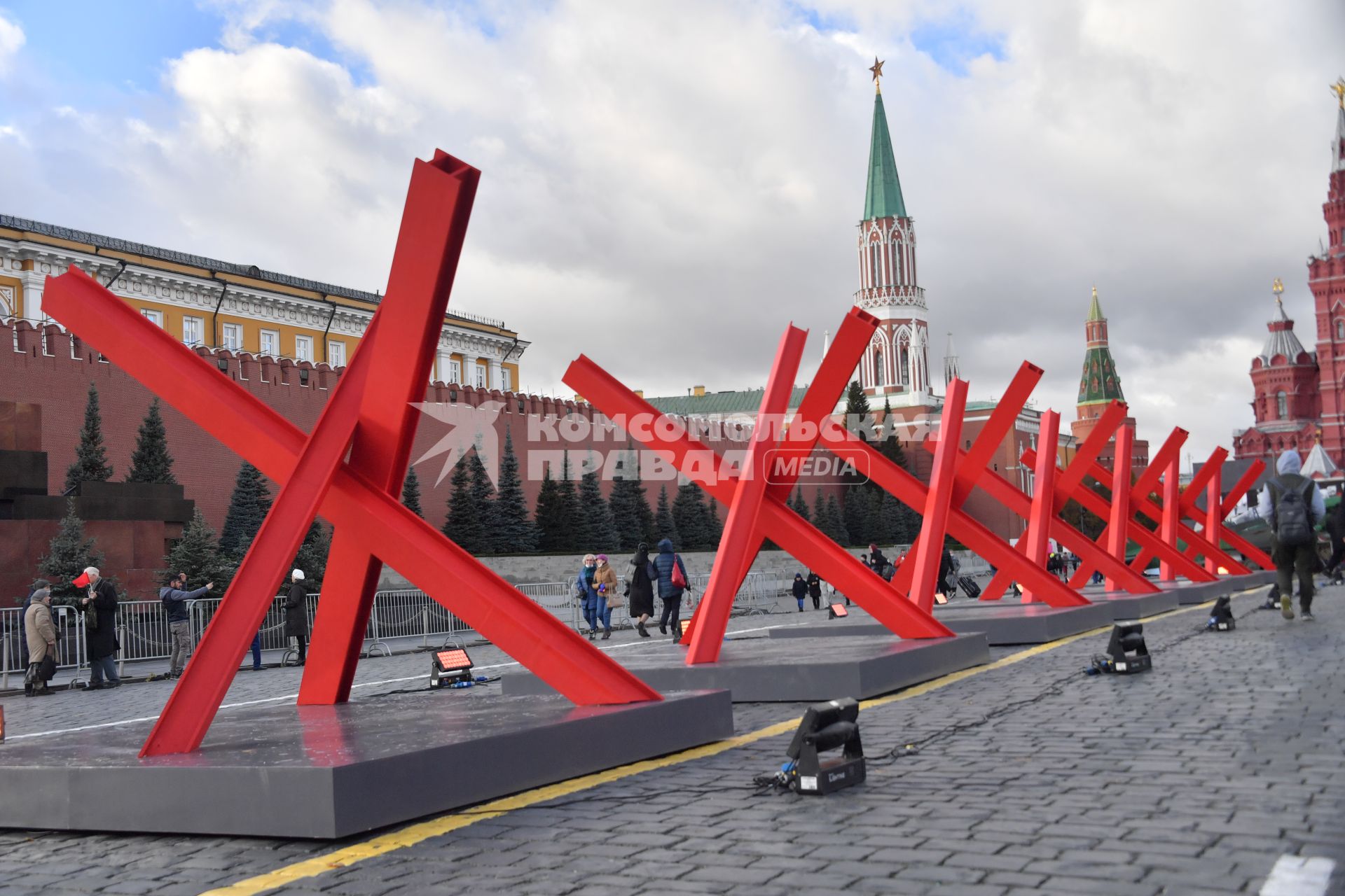 Москва.  Противотанковые ежи на Красной площади в честь годовщины военного парада 1941 года.