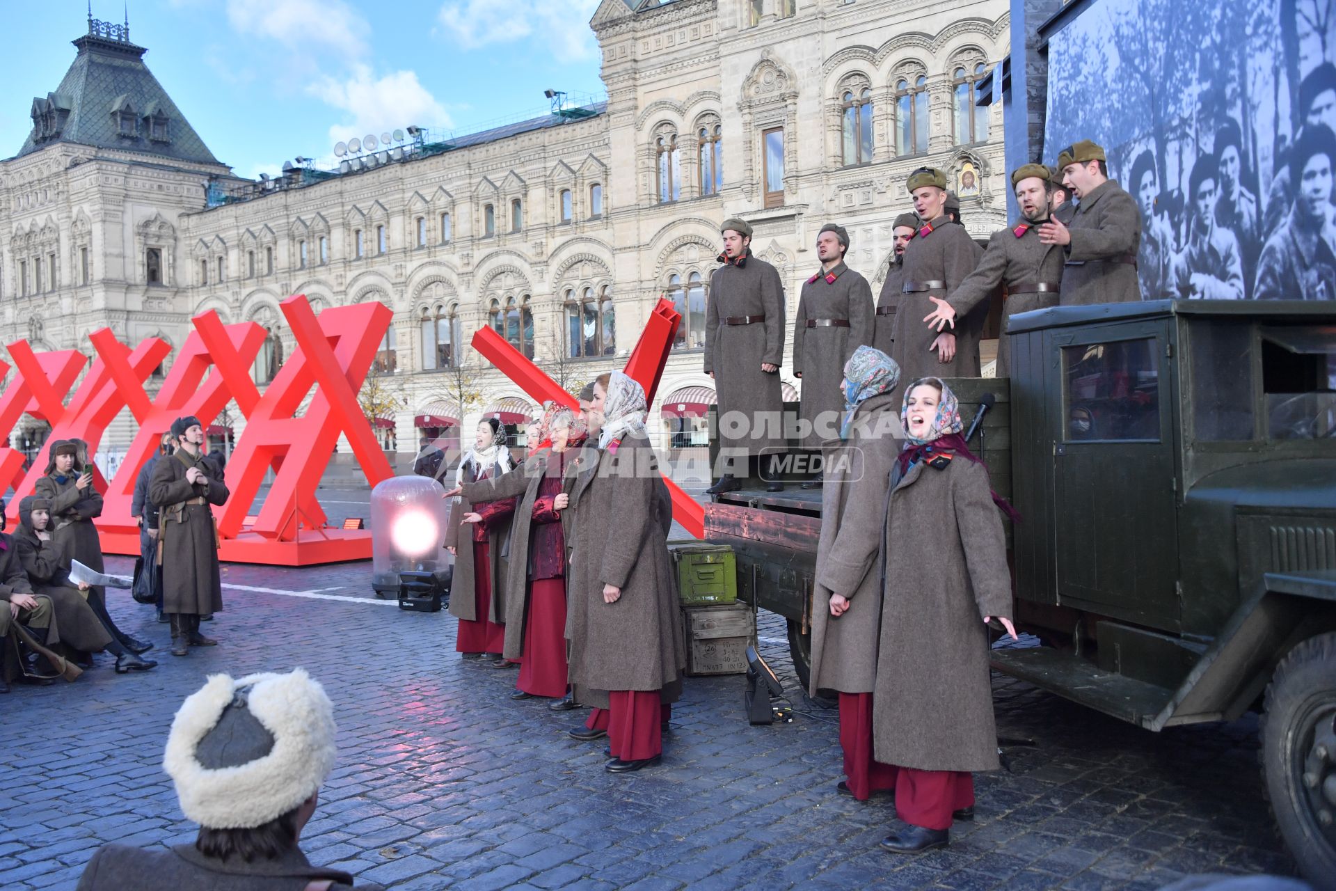 Москва. Участники инсталляции на Красной площади в честь годовщины военного парада 1941 года.