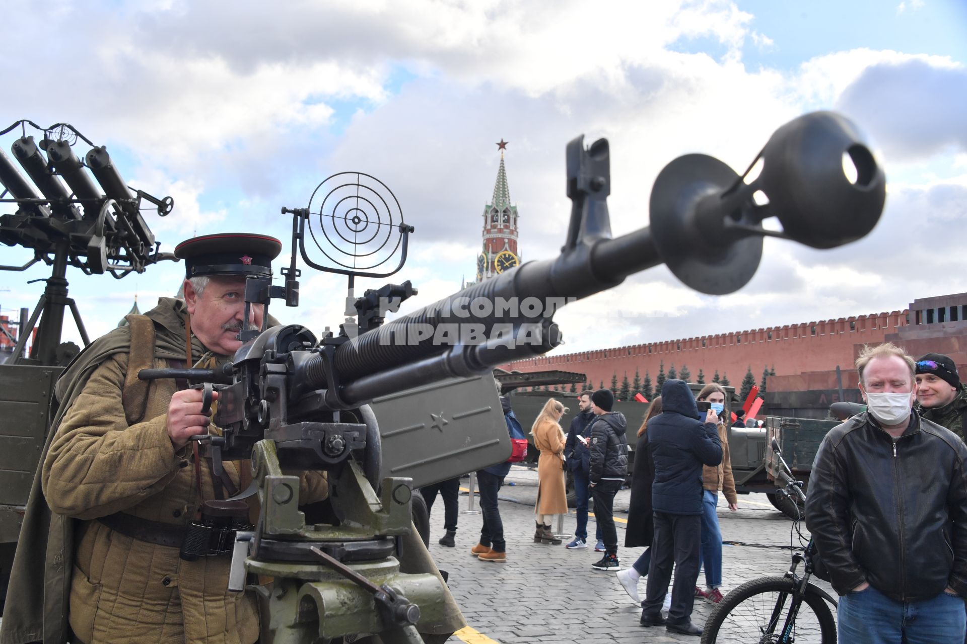 Москва.  Участник инсталляции на Красной площади в честь годовщины военного парада 1941 года.