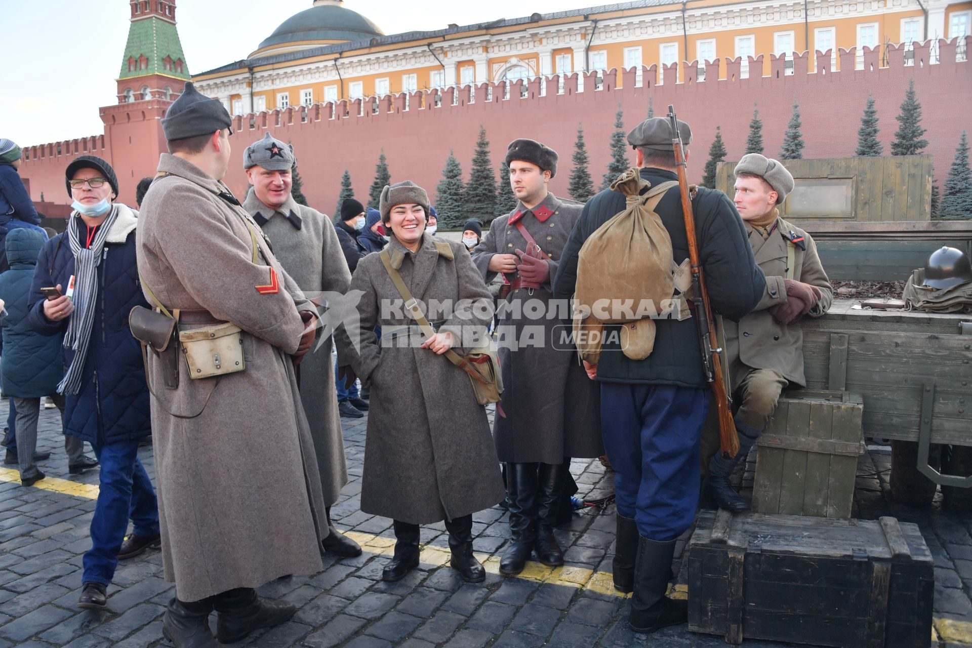 Москва. Участники инсталляции на Красной площади в честь годовщины военного парада 1941 года.