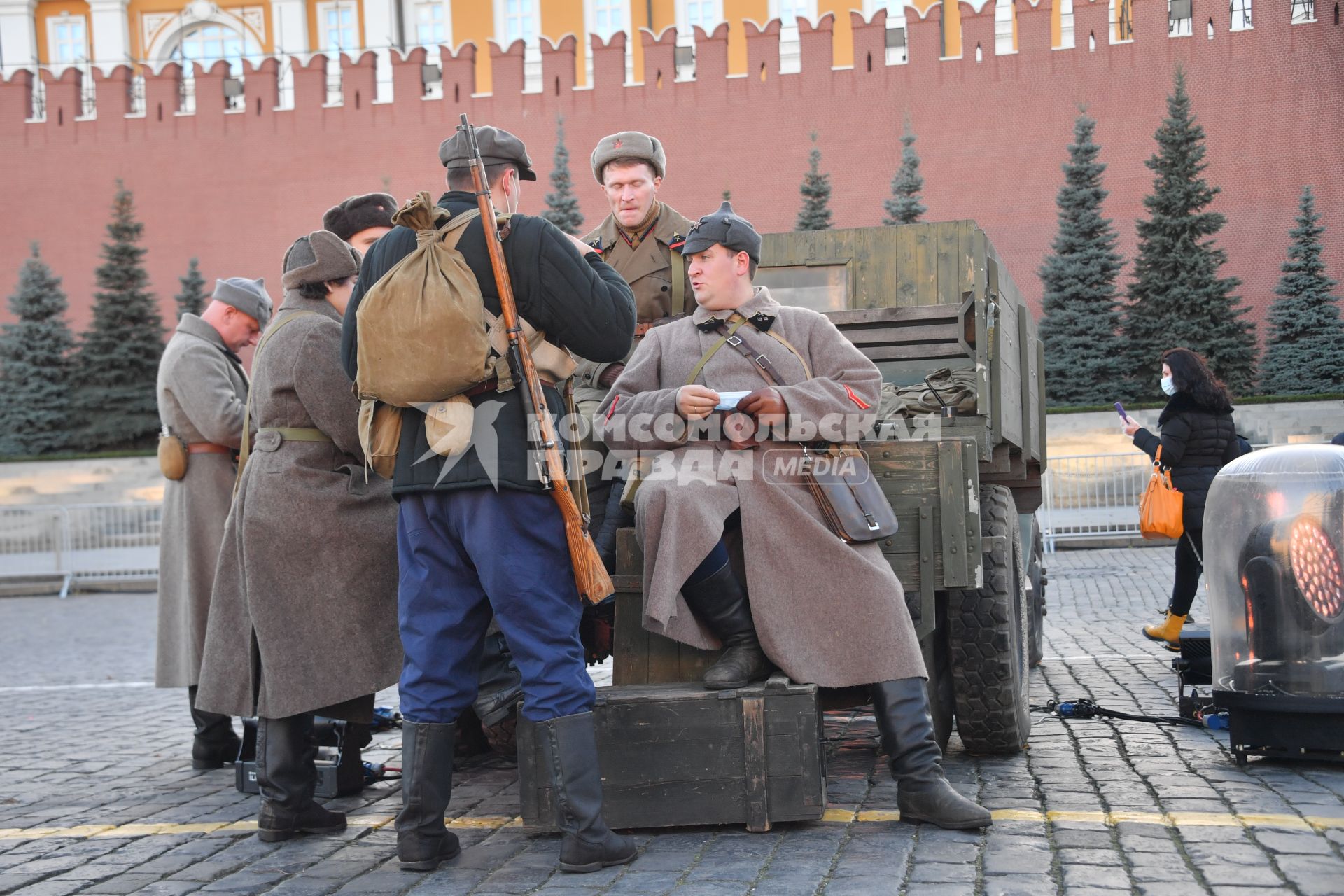 Москва. Участники инсталляции на Красной площади в честь годовщины военного парада 1941 года.