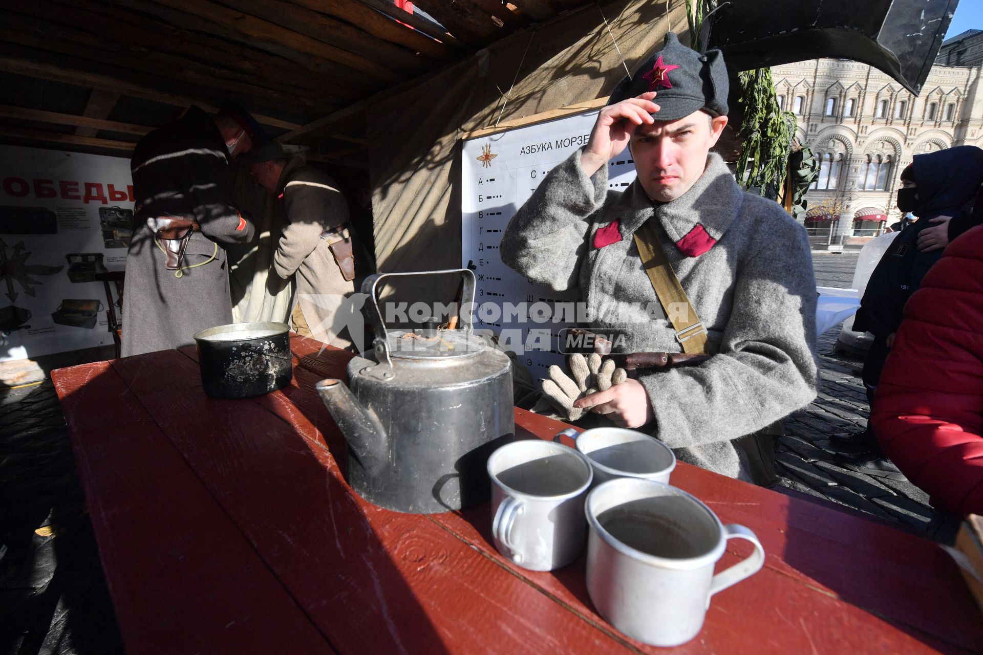 Москва. Участники инсталляции на Красной площади в честь годовщины военного парада 1941 года.