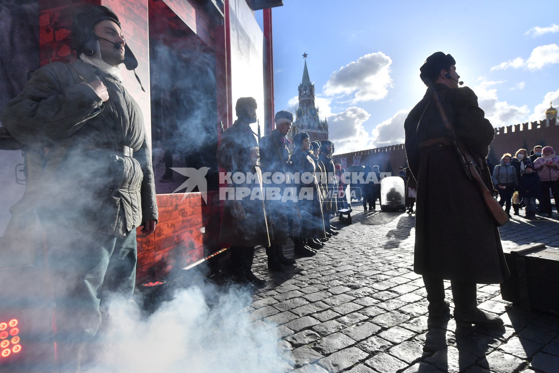 Москва. Участники инсталляции на Красной площади в честь годовщины военного парада 1941 года.