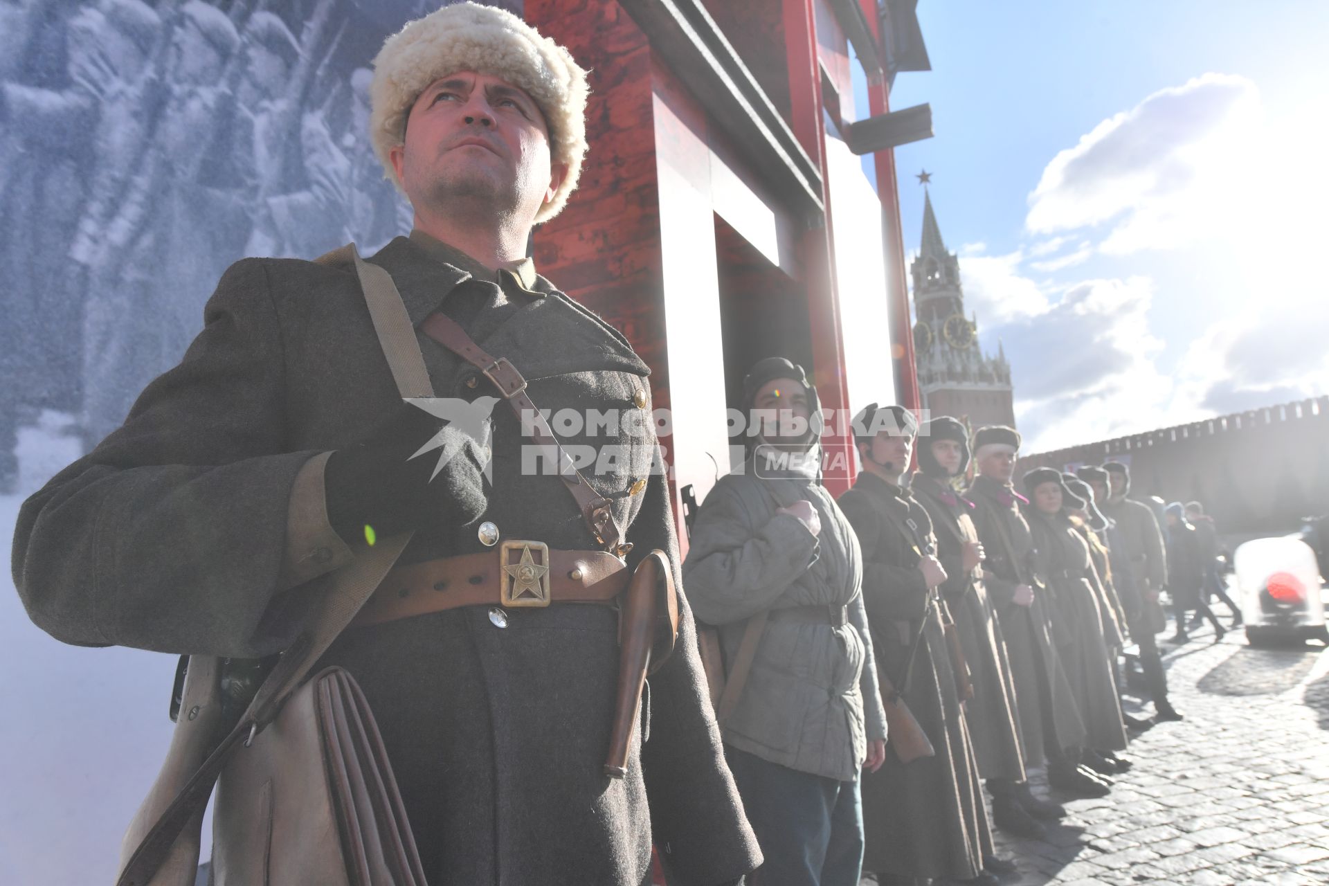 Москва. Участники инсталляции на Красной площади в честь годовщины военного парада 1941 года.