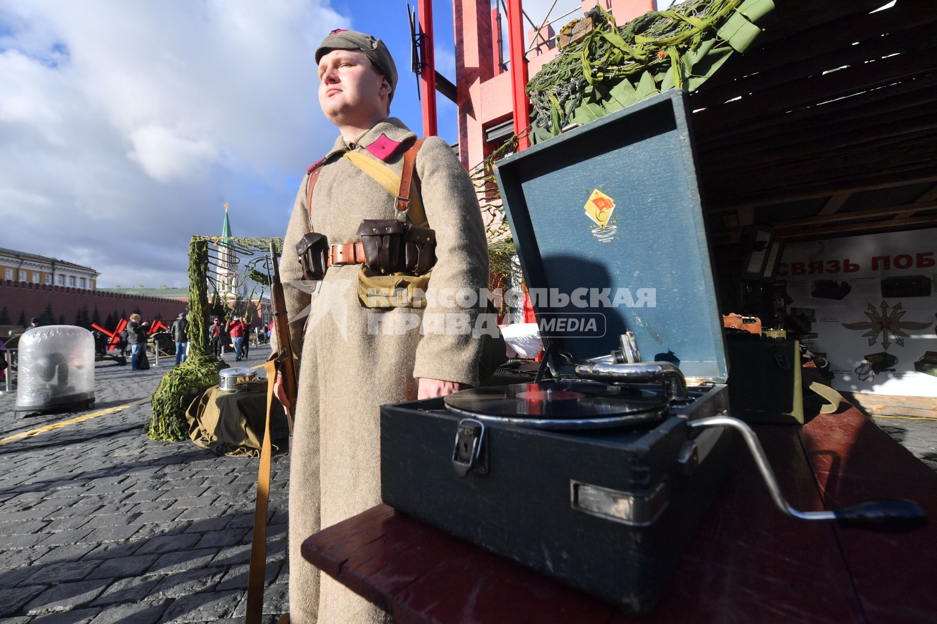 Москва.  Участник инсталляции на Красной площади в честь годовщины военного парада 1941 года.