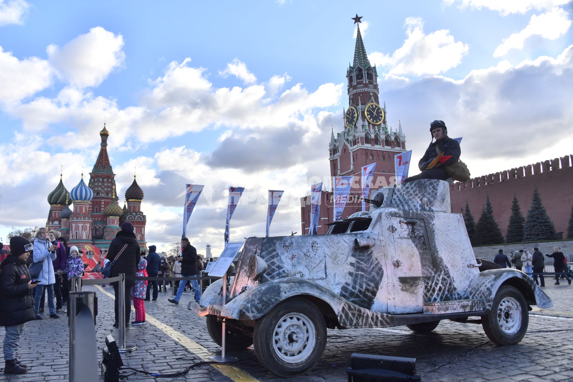 Москва. Советский легкий бронеавтомобиль ФАИ-М в музее инсталляций  на Красной площади в честь годовщины военного парада 1941 года.