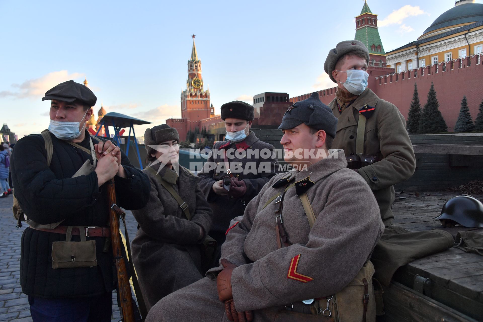 Москва. Участники инсталляции на Красной площади в честь годовщины военного парада 1941 года.