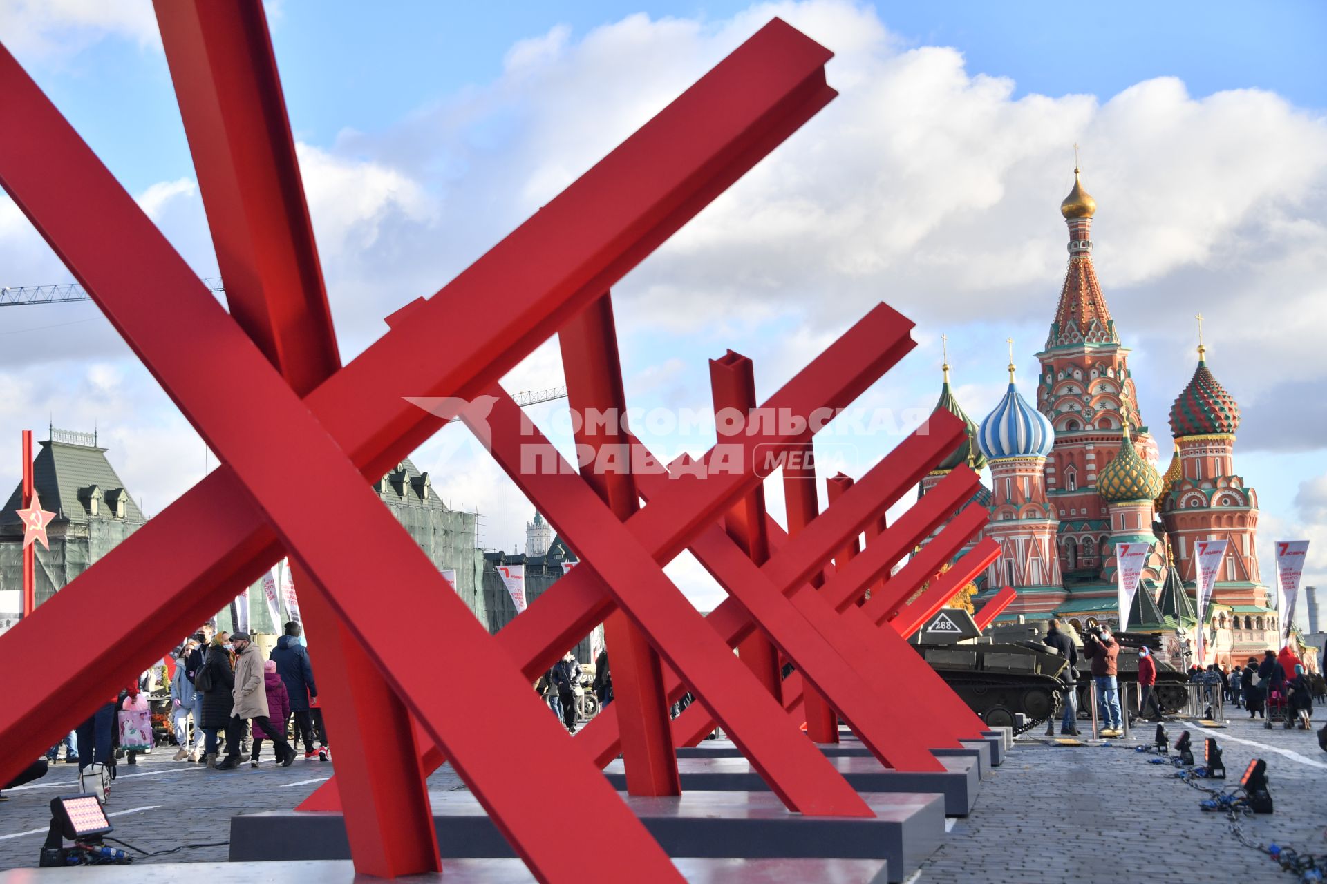 Москва.  Противотанковые ежи на Красной площади в честь годовщины военного парада 1941 года.