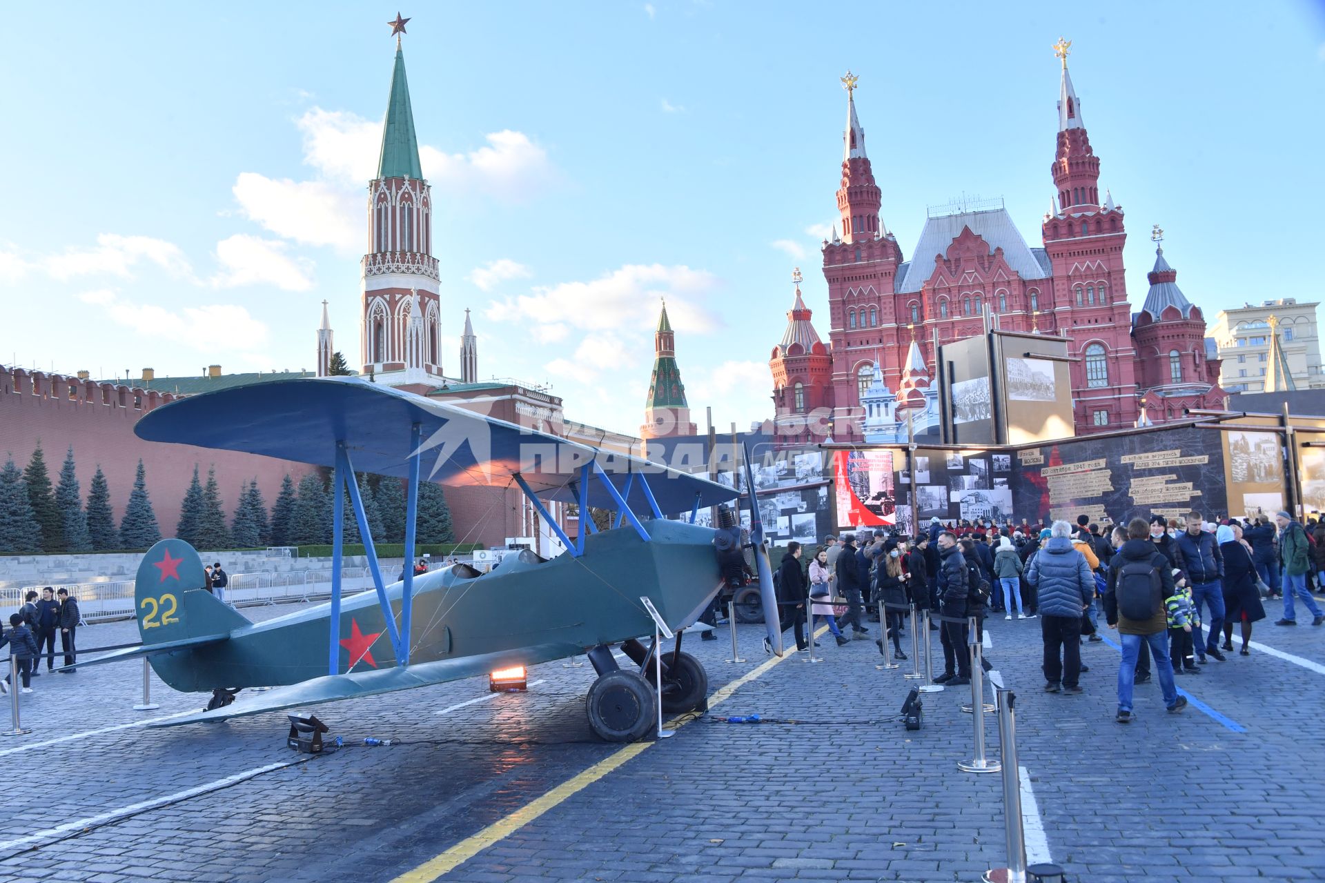 Москва. Советский многоцелевой биплан У-2 или По-2 (Поликарпов-2) в музее инсталляций на Красной площади в честь годовщины военного парада 1941 года.