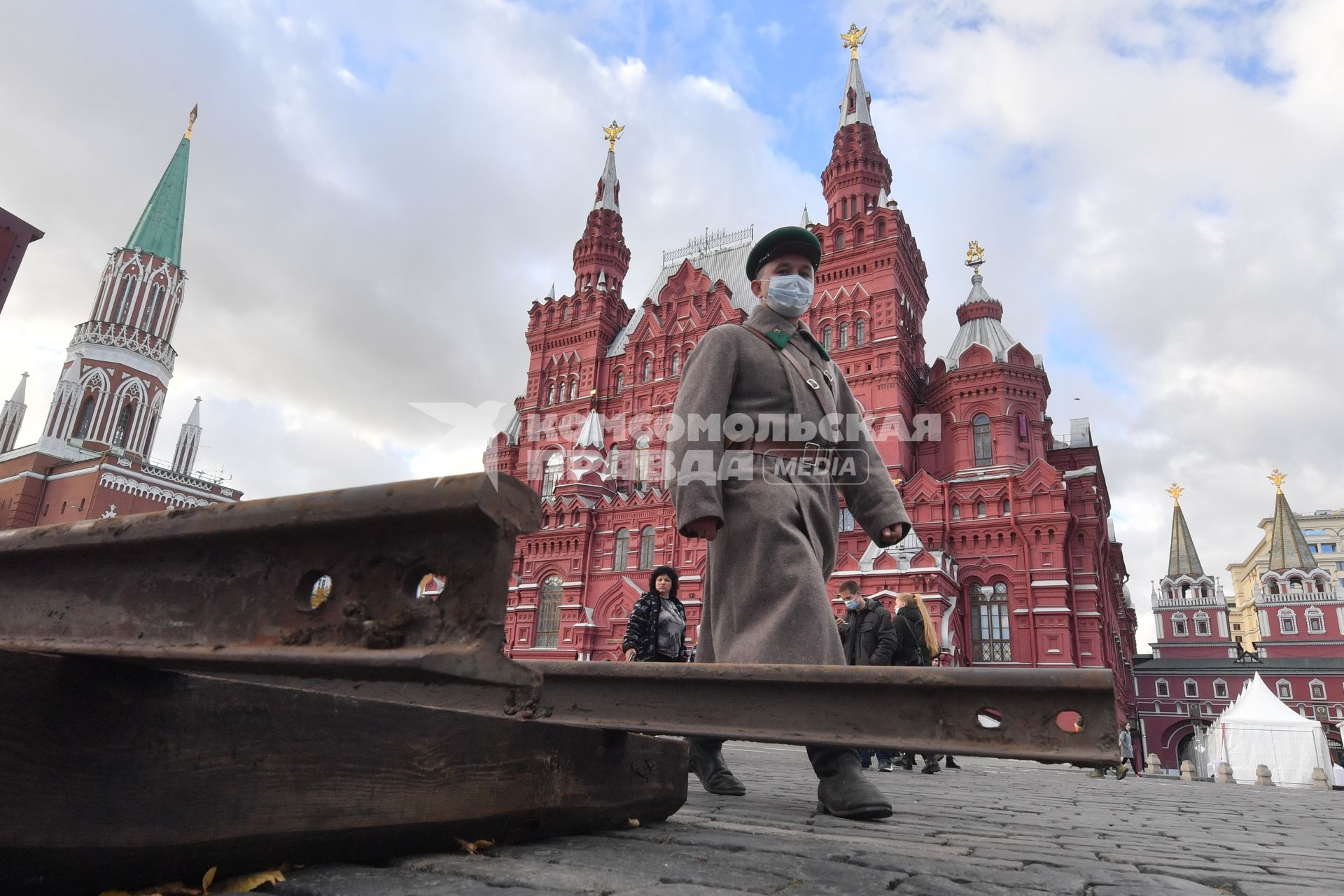 Москва. Участник инсталляции на Красной площади в честь годовщины военного парада 1941 года.