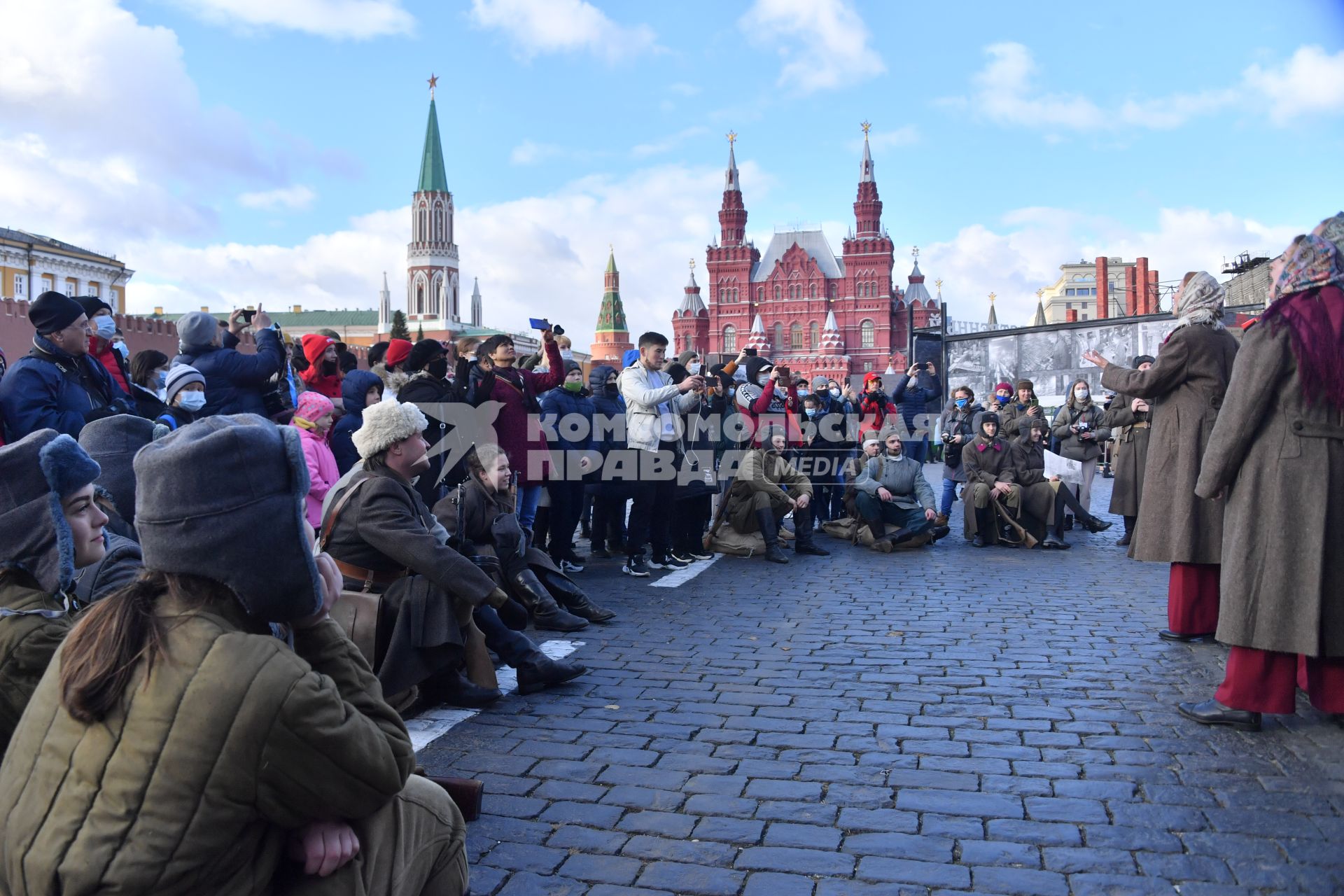 Москва. Участники инсталляции на Красной площади в честь годовщины военного парада 1941 года.