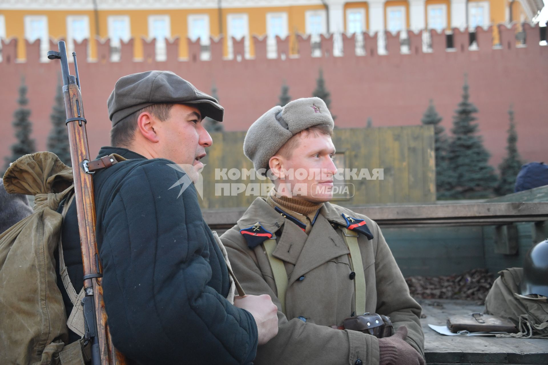 Москва. Участники инсталляции на Красной площади в честь годовщины военного парада 1941 года.