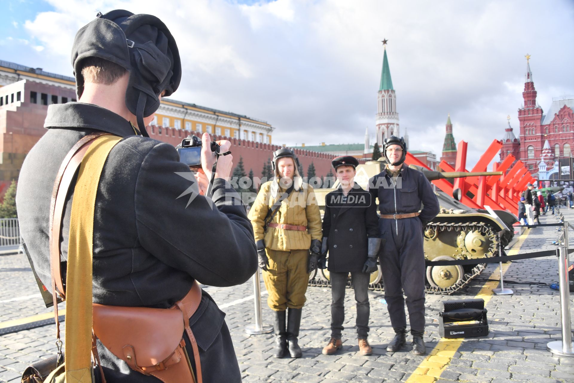 Москва. Участники инсталляции на Красной площади в честь годовщины военного парада 1941 года.