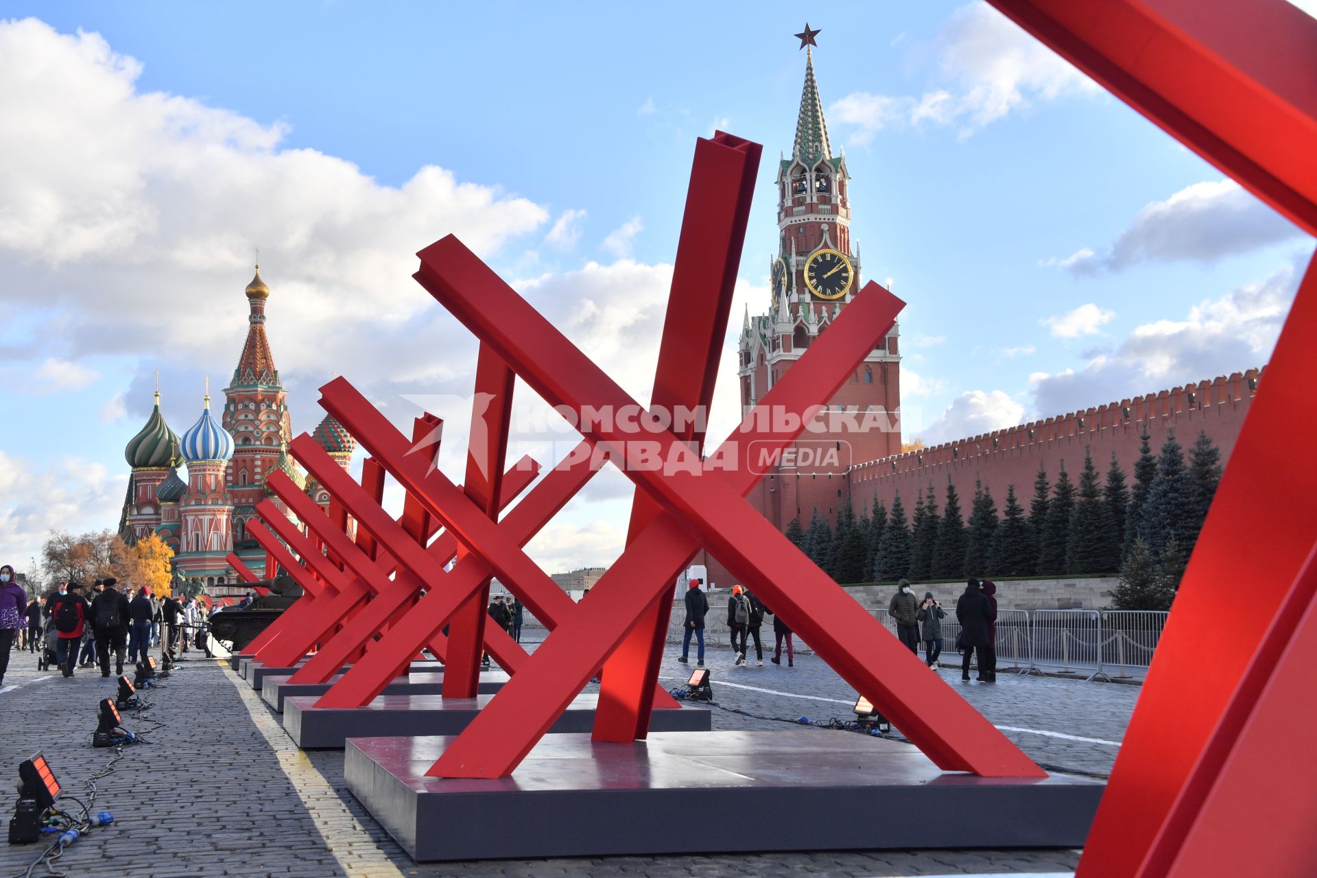 Москва.  Противотанковые ежи на Красной площади в честь годовщины военного парада 1941 года.