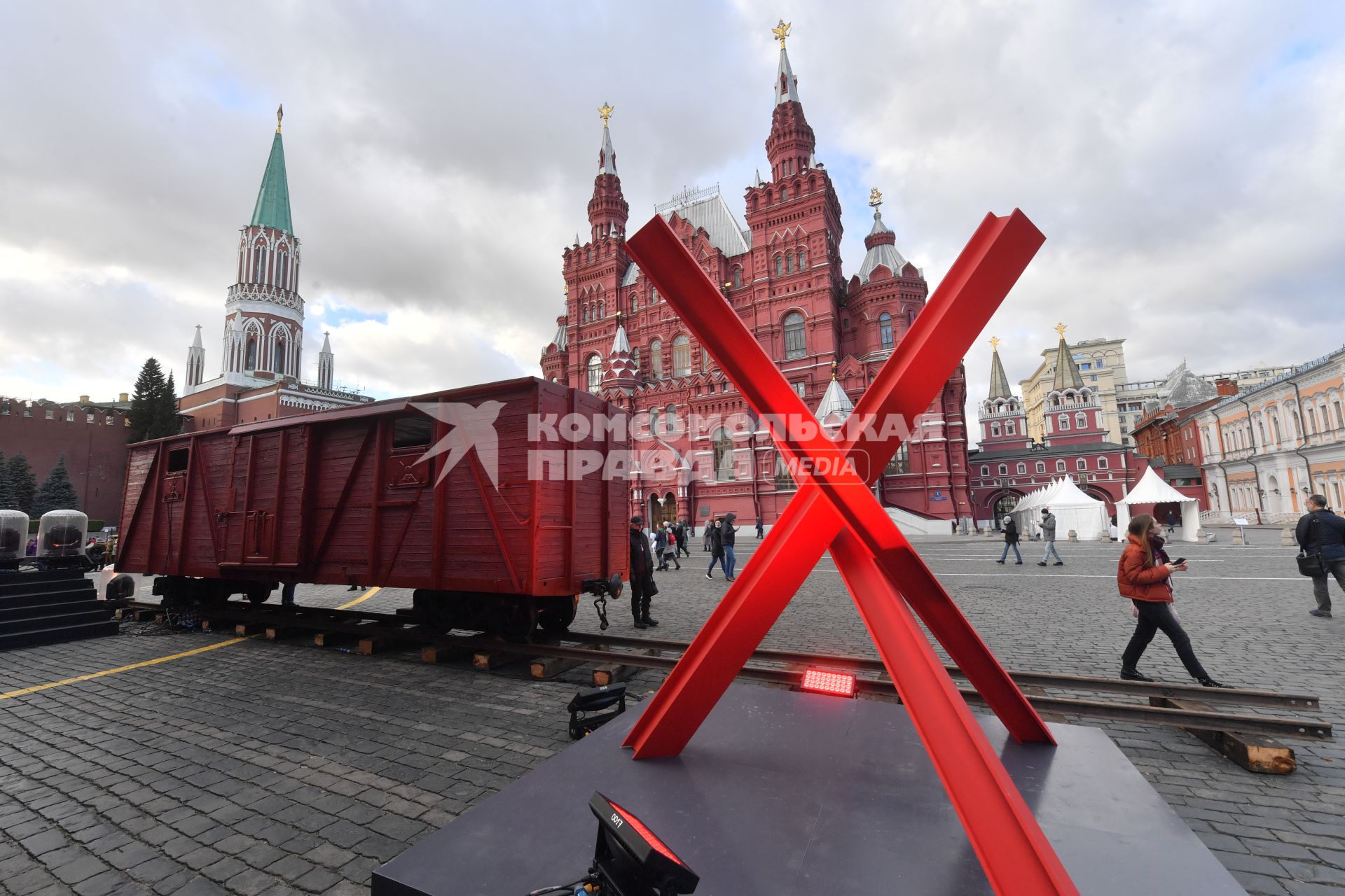 Москва.  Противотанковый еж на Красной площади в честь годовщины военного парада 1941 года.