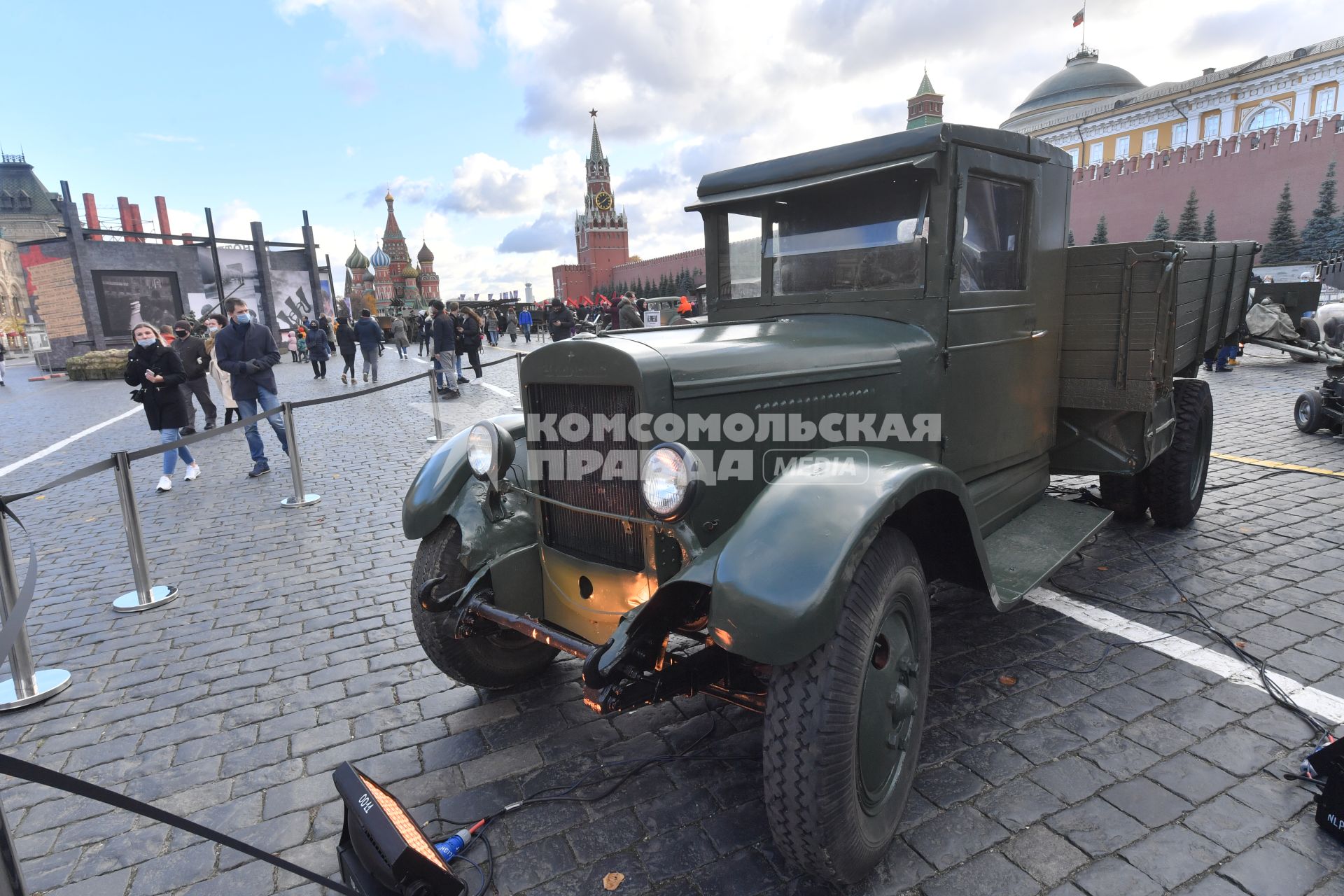 Москва. Автомобиль ЗИС-5  в музее инсталляций  на Красной площади в честь годовщины военного парада 1941 года.