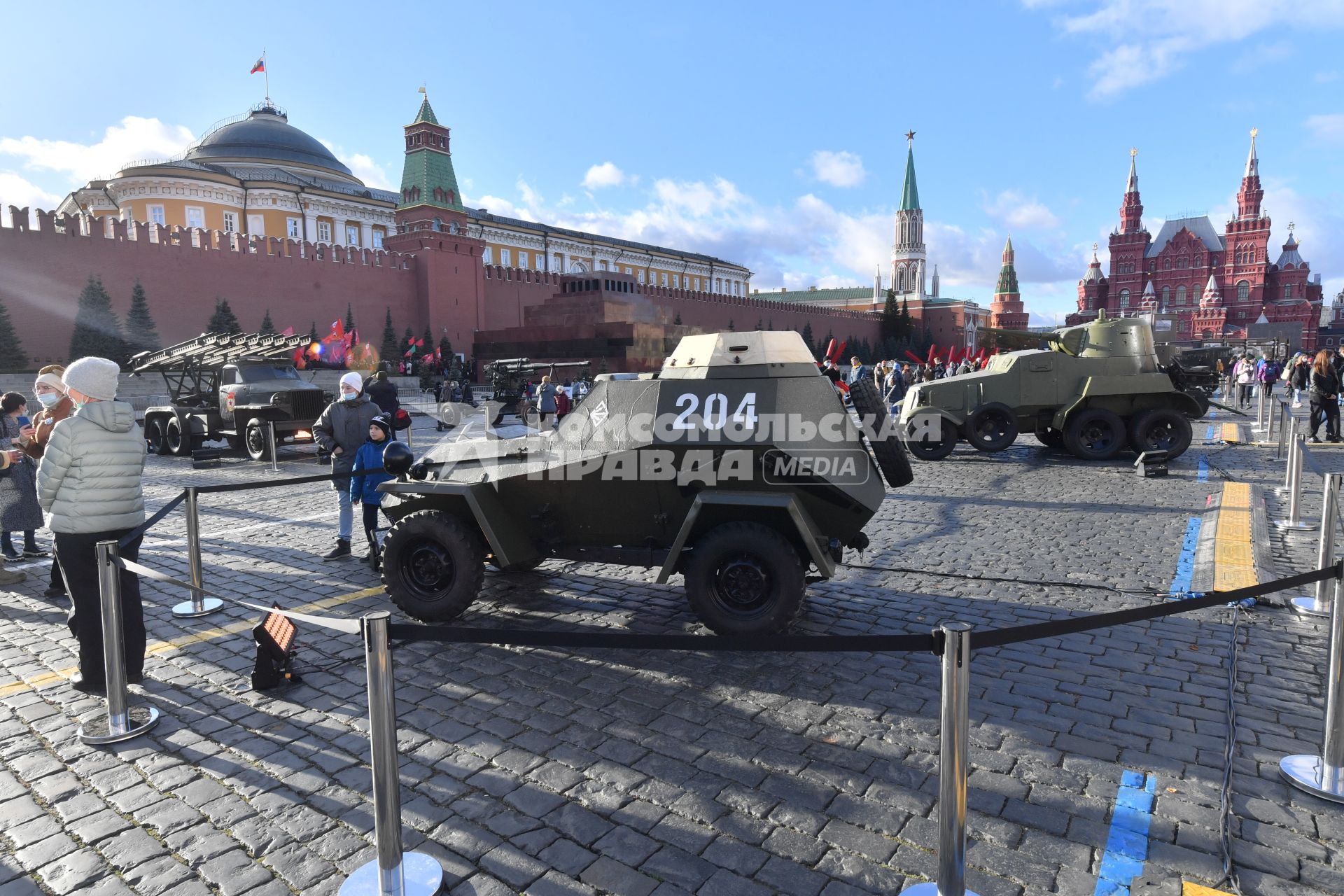 Москва. Легкий бронеавтомобиль БА-64 и средний бронеавтомобиль БА-10 (слева направо) в музее инсталляций  на Красной площади в честь годовщины военного парада 1941 года.