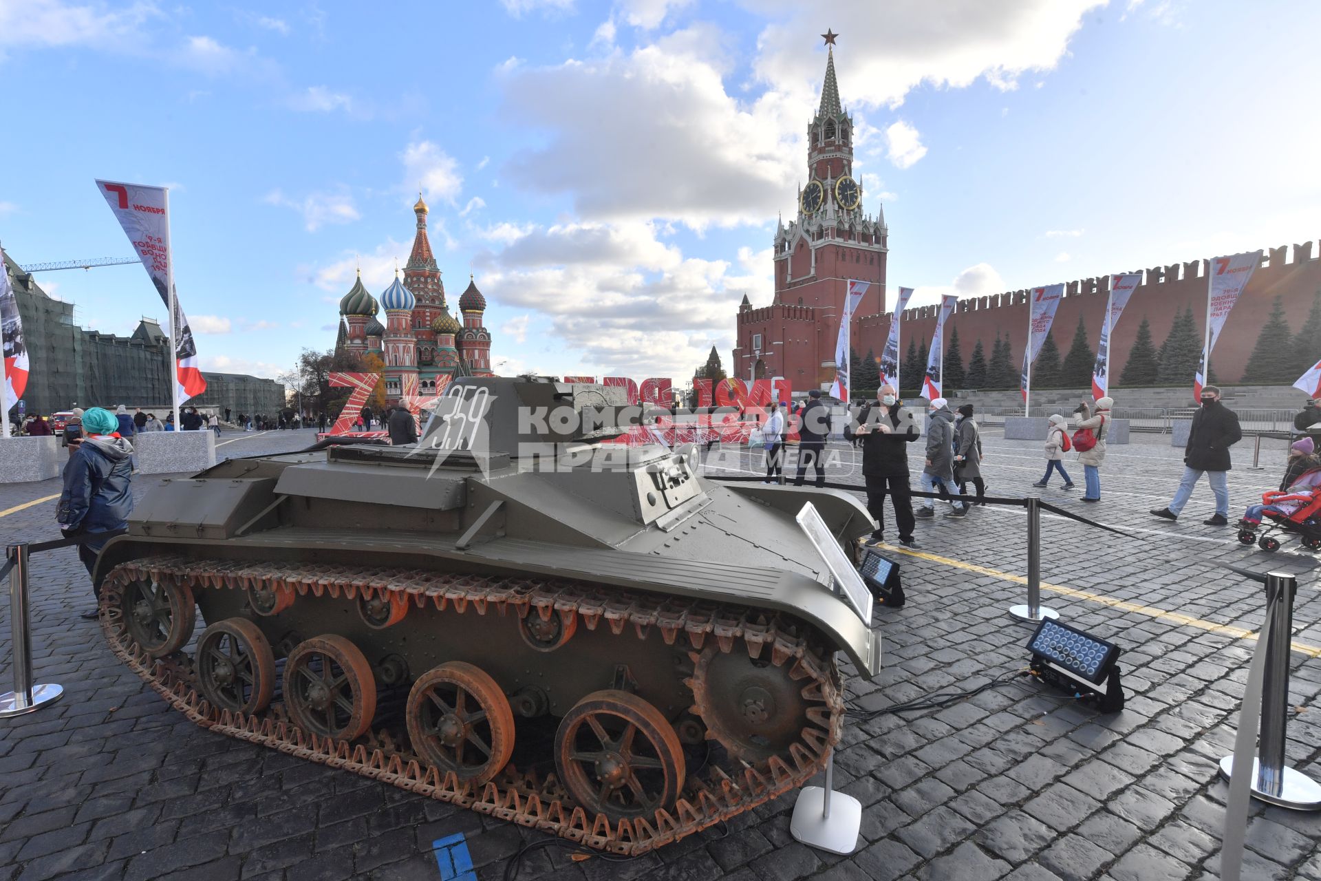 Москва. Музей инсталляций под открытым небом на Красной площади в честь годовщины парада 7 ноября 1941 года.