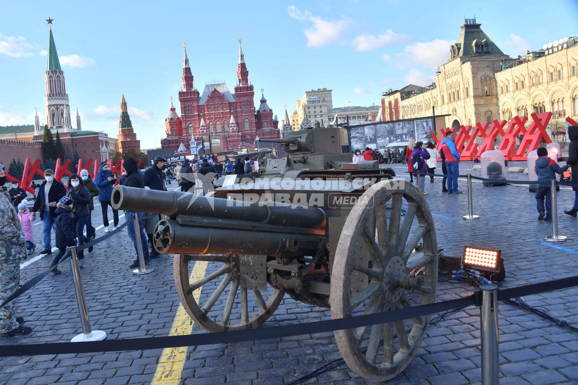 Москва. Музей инсталляций под открытым небом на Красной площади в честь годовщины парада 7 ноября 1941 года.