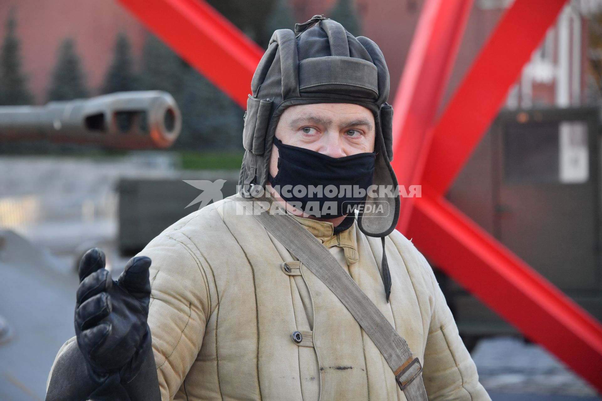 Москва. Участник инсталляции на Красной площади в честь годовщины военного парада 1941 года.