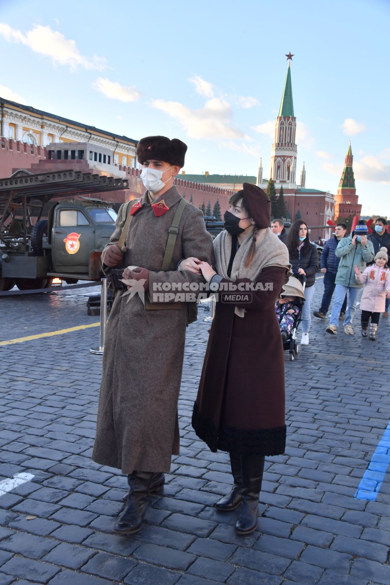 Москва. Участники инсталляции на Красной площади в честь годовщины военного парада 1941 года.