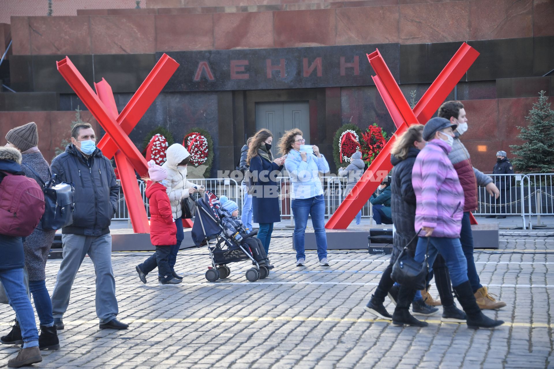 Москва. Прохожие у Мавзолея В.И. Ленина на Красной площади.